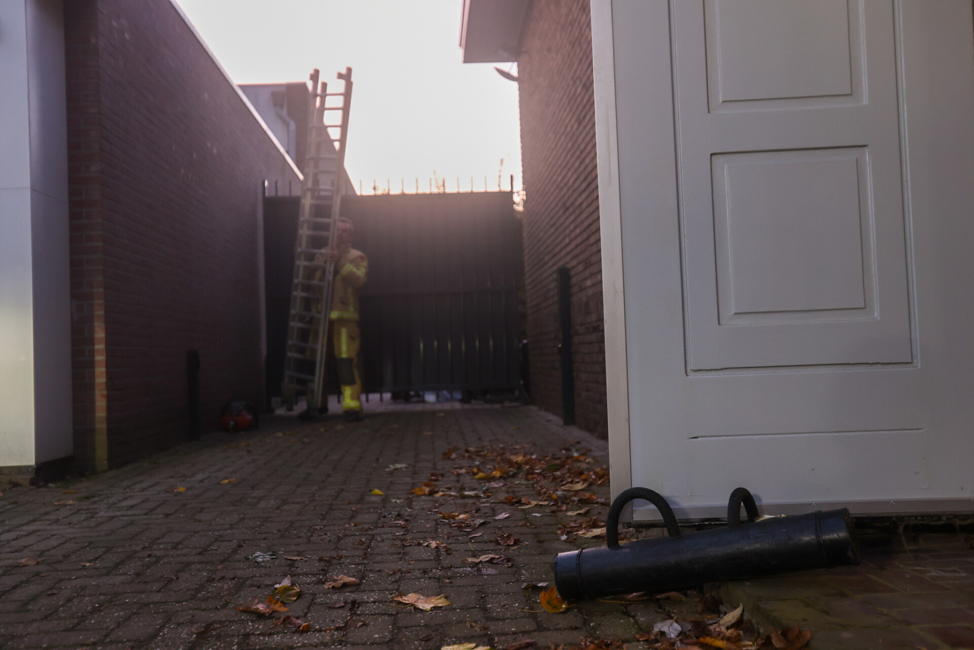 Man gewond na val van hek