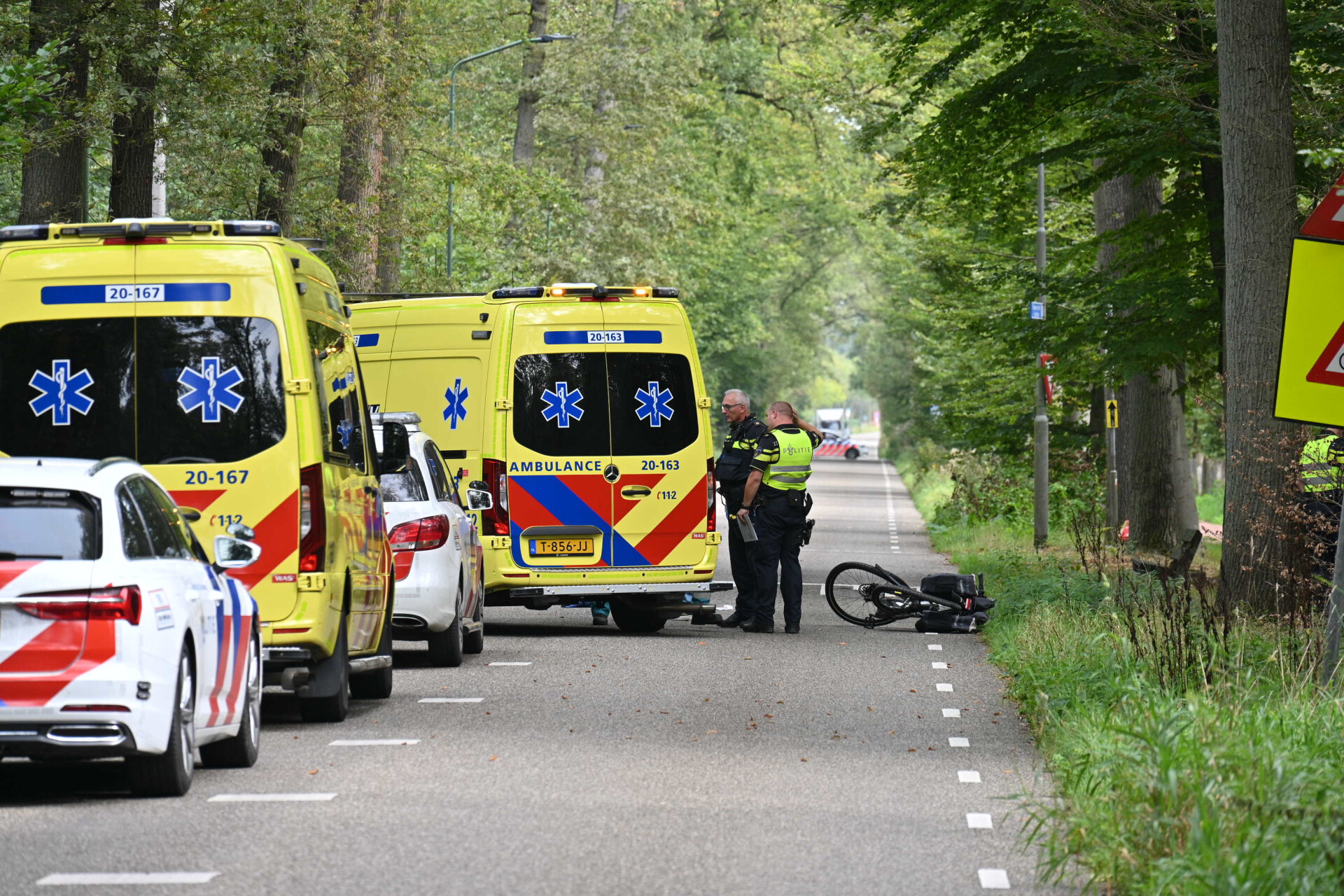 Fietser zwaargewond na botsing met motor
