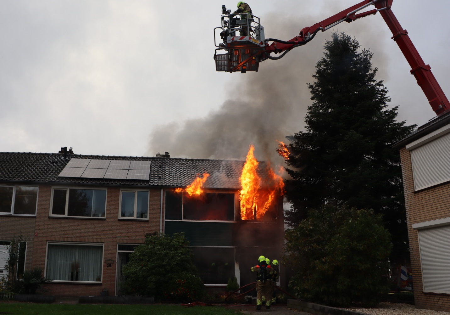 Grote uitslaande brand in woning, bewoonster gewond