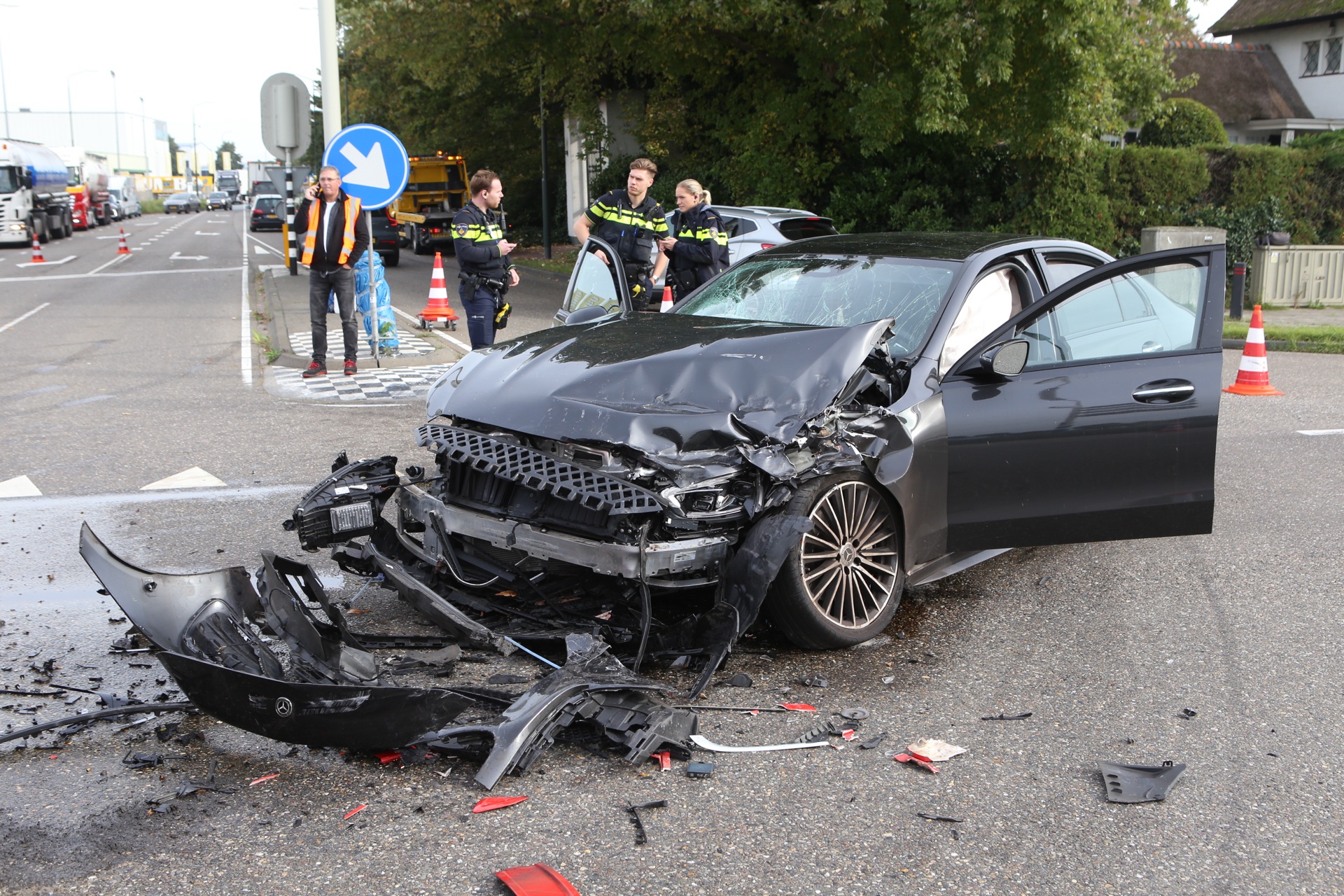Auto zwaar beschadigd na ongeval met vuilniswagen