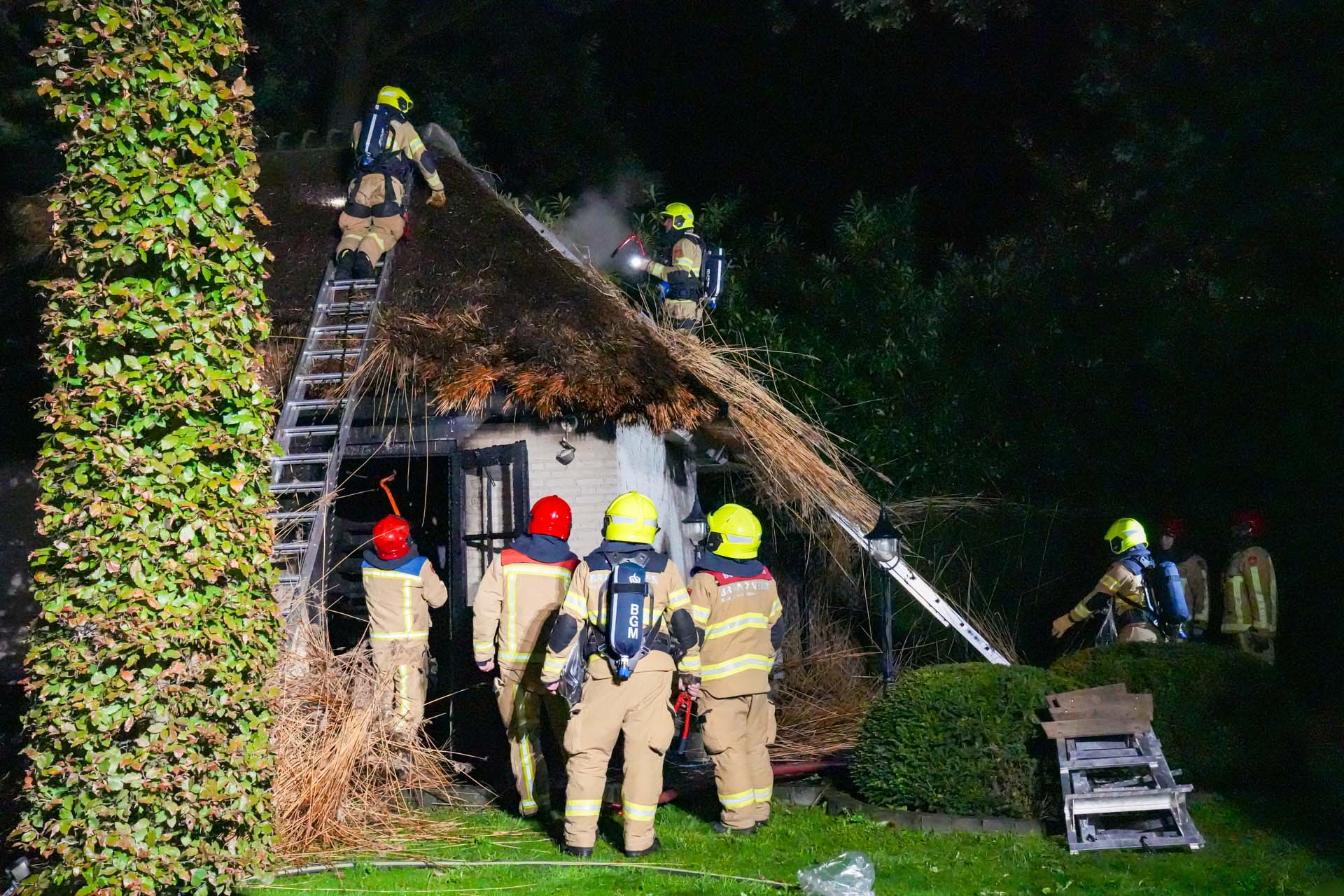 Brand verwoest pand met rieten dak