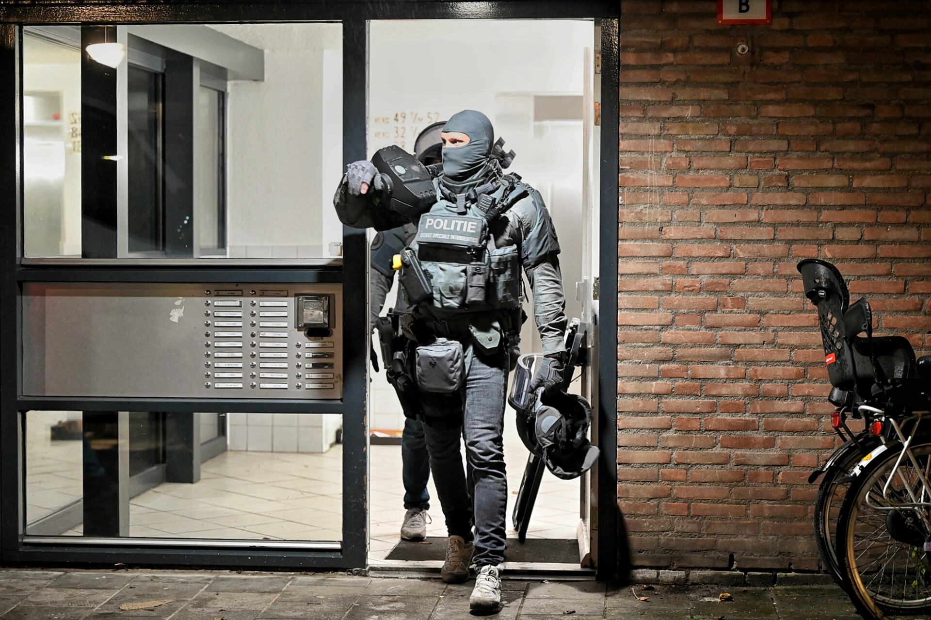 Arrestatieteam doet inval na beroving met mogelijk vuurwapen