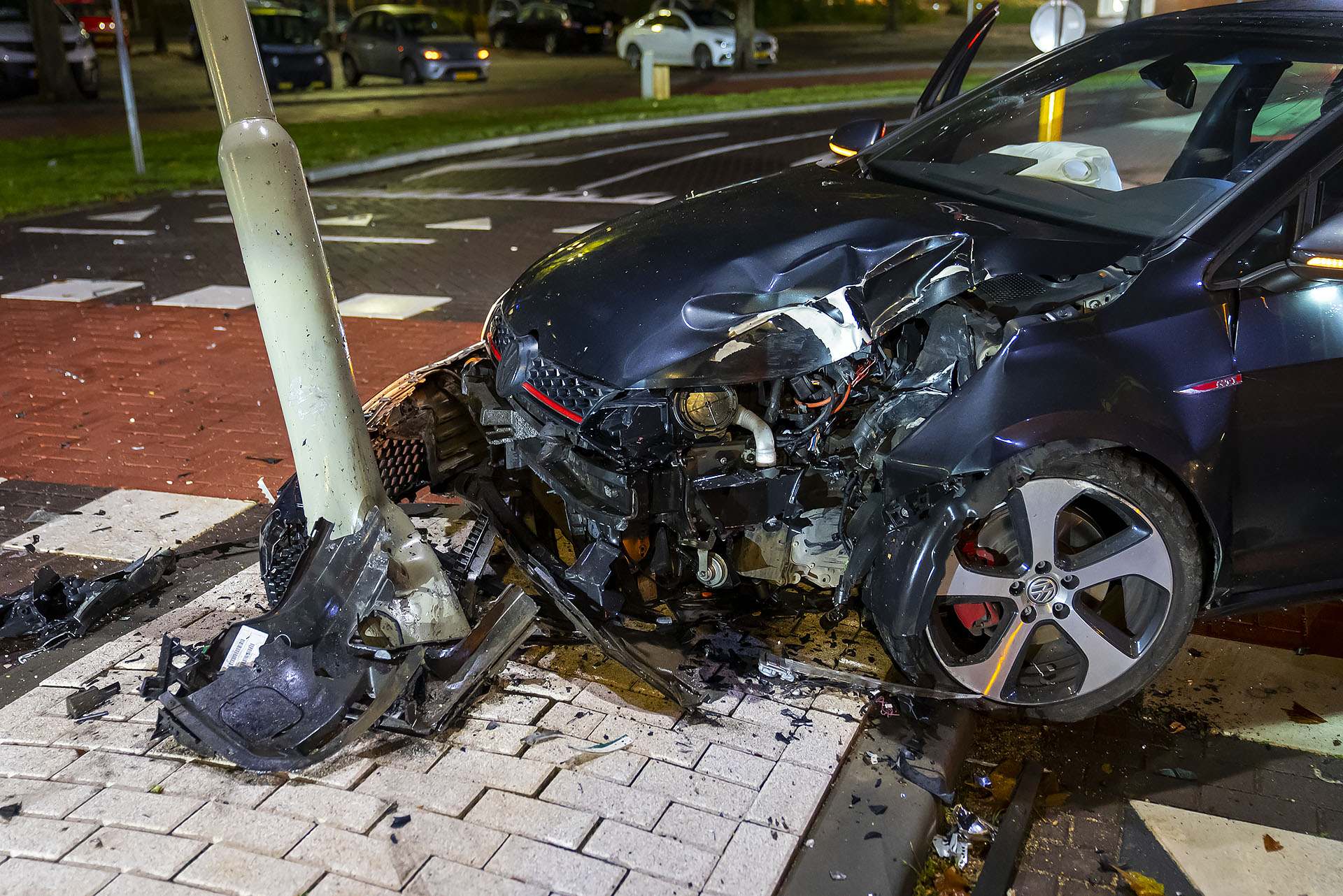 Automobilist onder invloed botst tegen lantaarnpaal