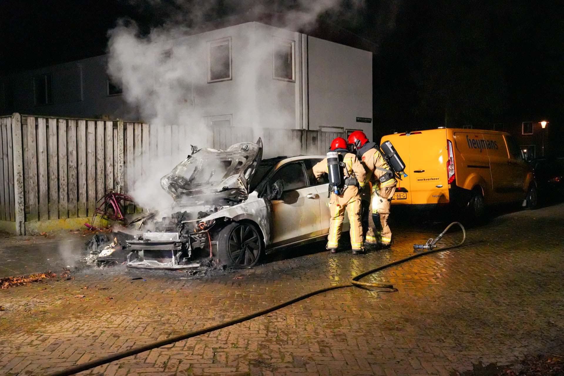 Geparkeerde auto door brand verwoest