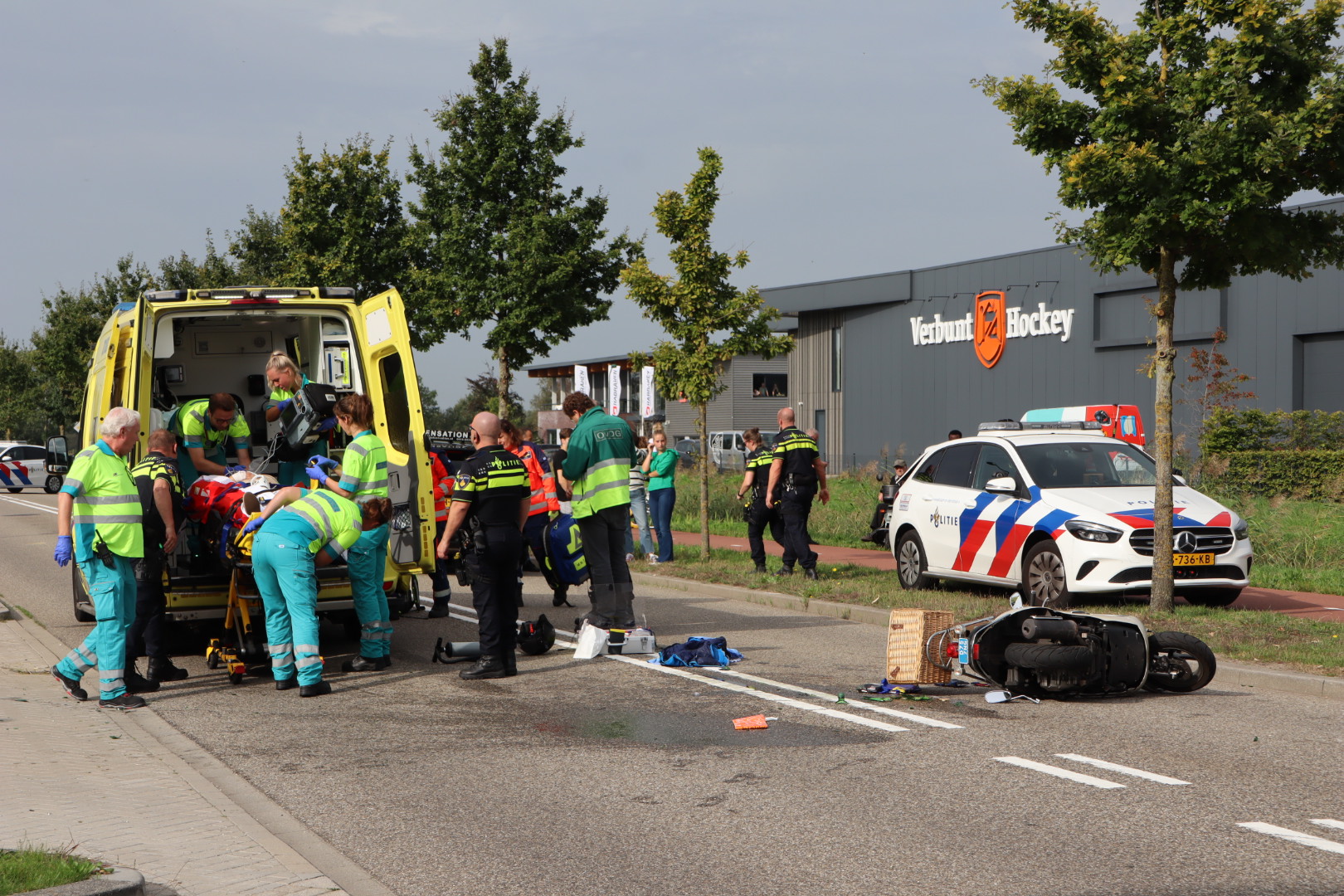 Scooterrijder komt in botsing met lesauto en raakt ernstig gewond