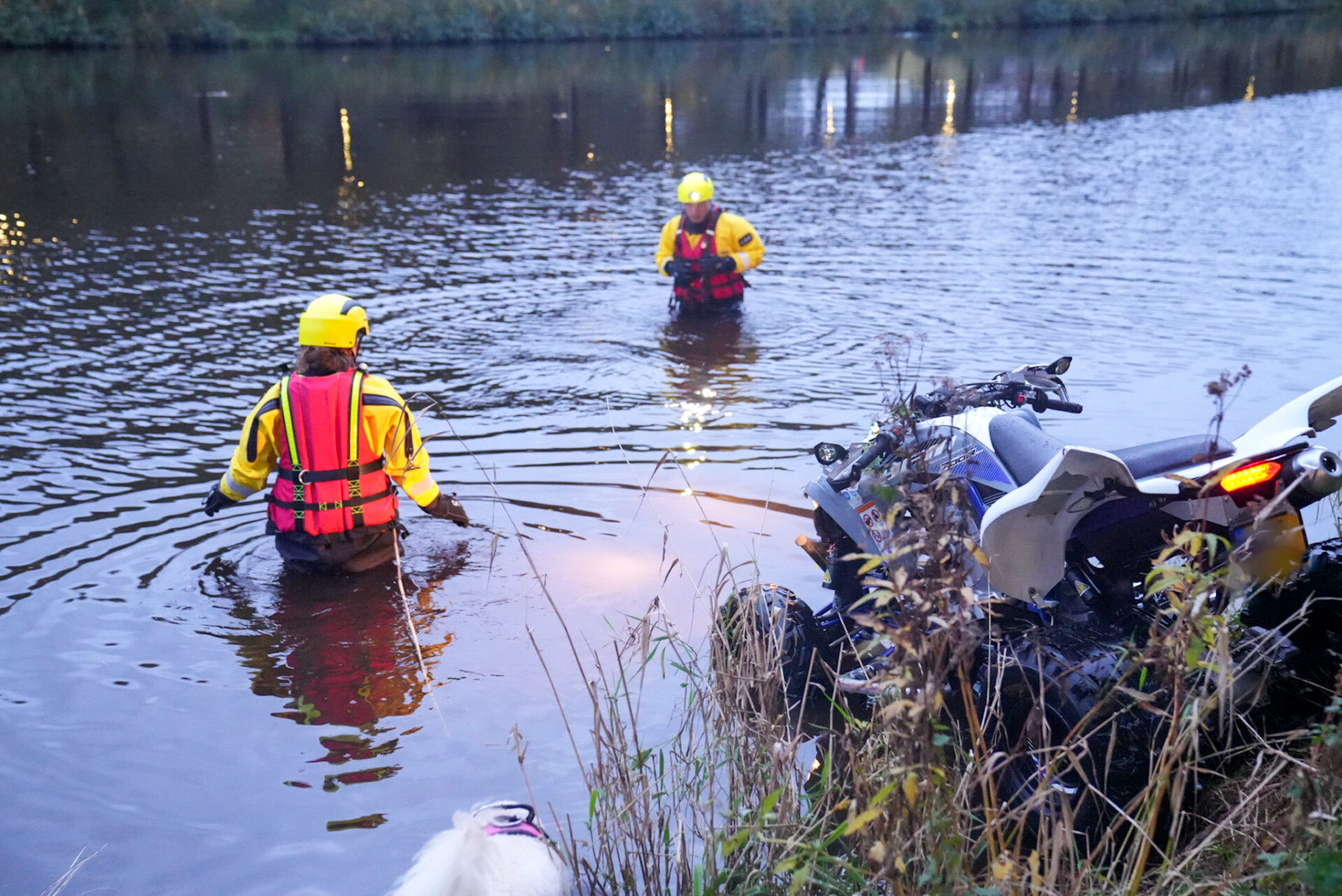 Hulpdiensten zoeken in water na aantreffen quad