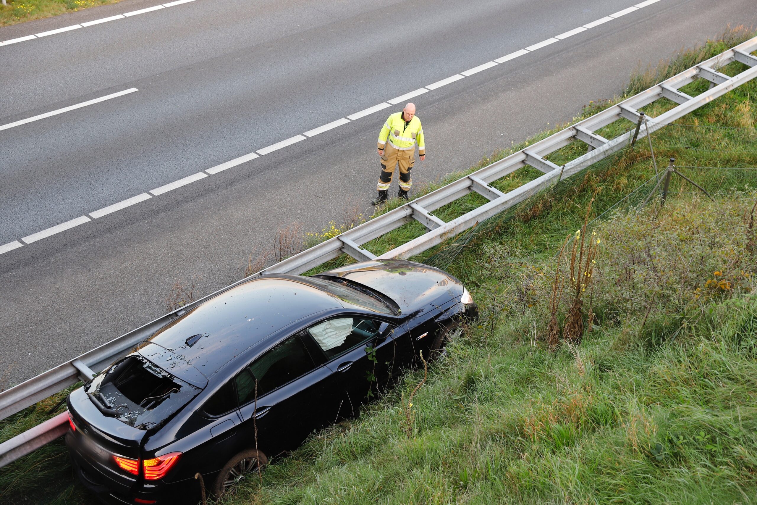 Auto raakt van de weg en eindigt tegen vangrail
