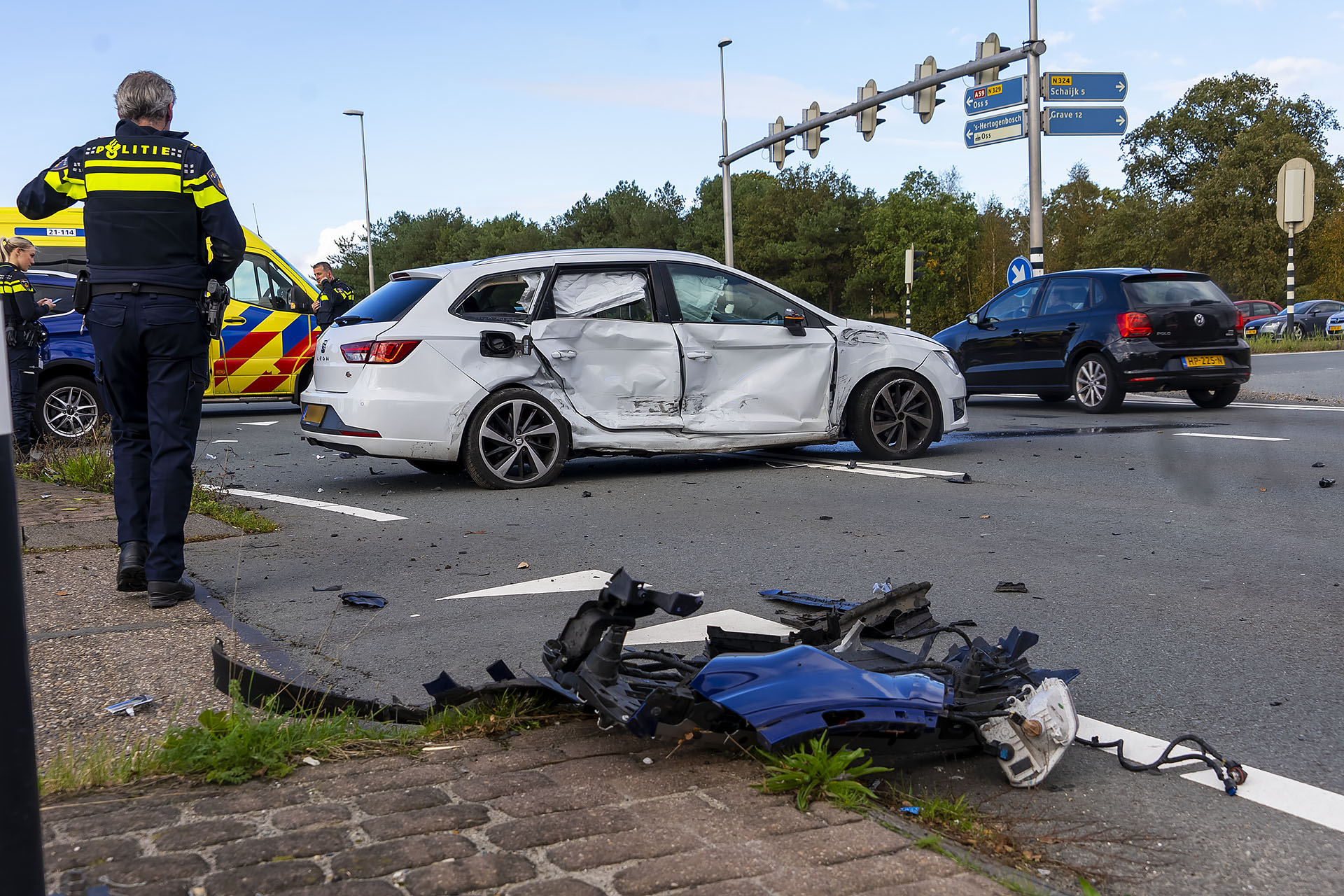 Auto Met Moeder En Kinderen Zwaar Beschadigd Door Botsing - 112Brabant