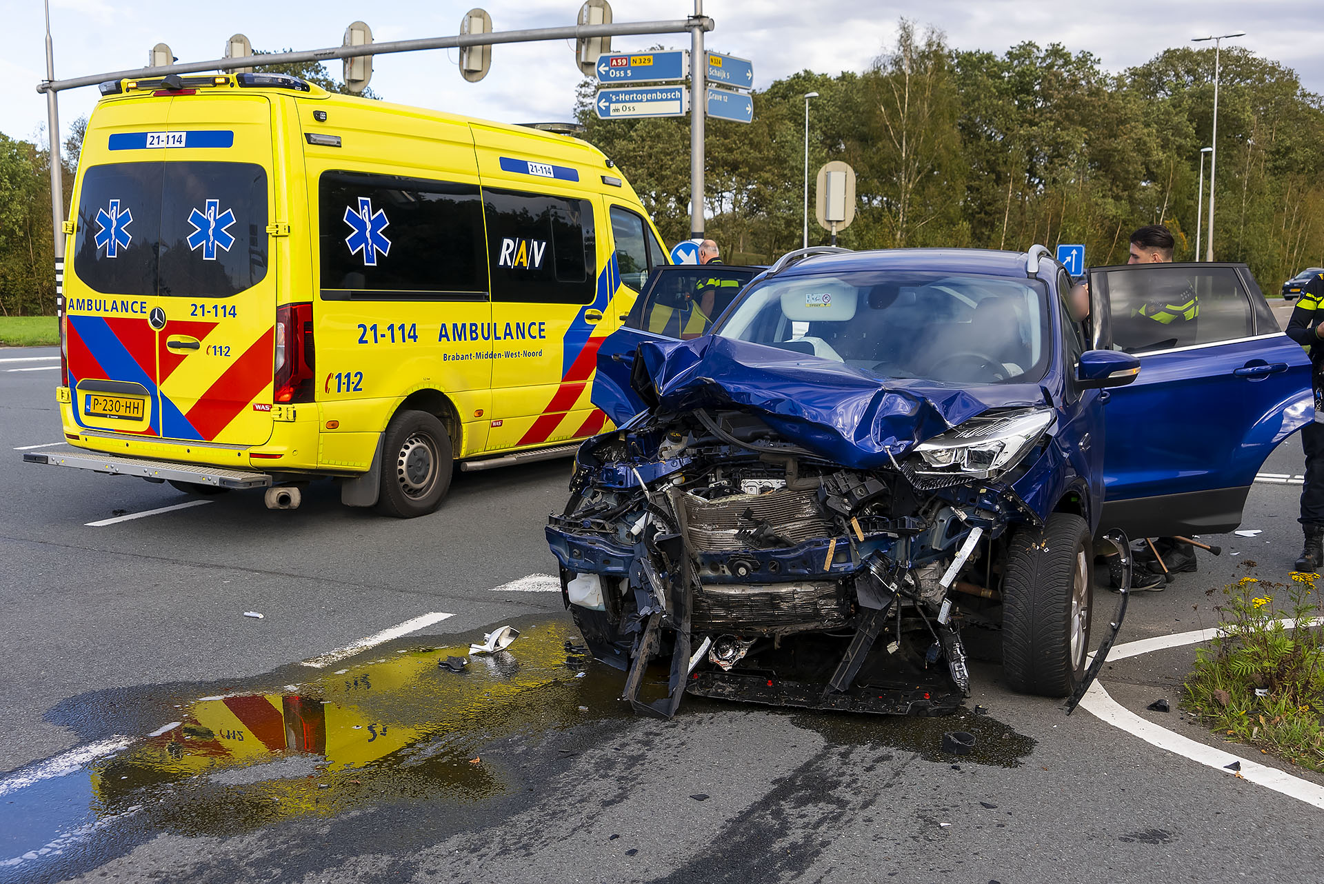 Auto met moeder en kinderen zwaar beschadigd door botsing