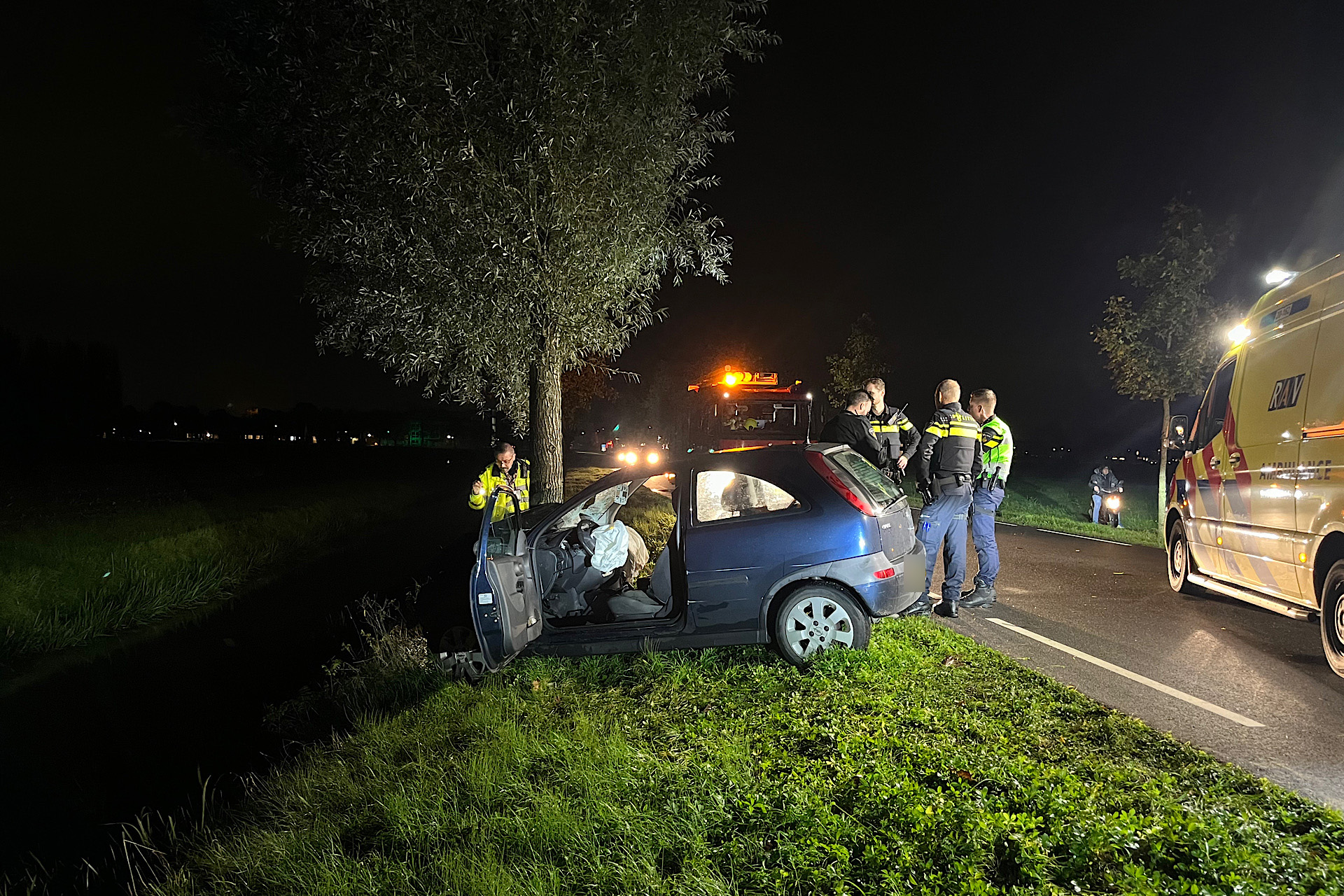 Bestuurder ernstig gewond na aanrijding tegen boom