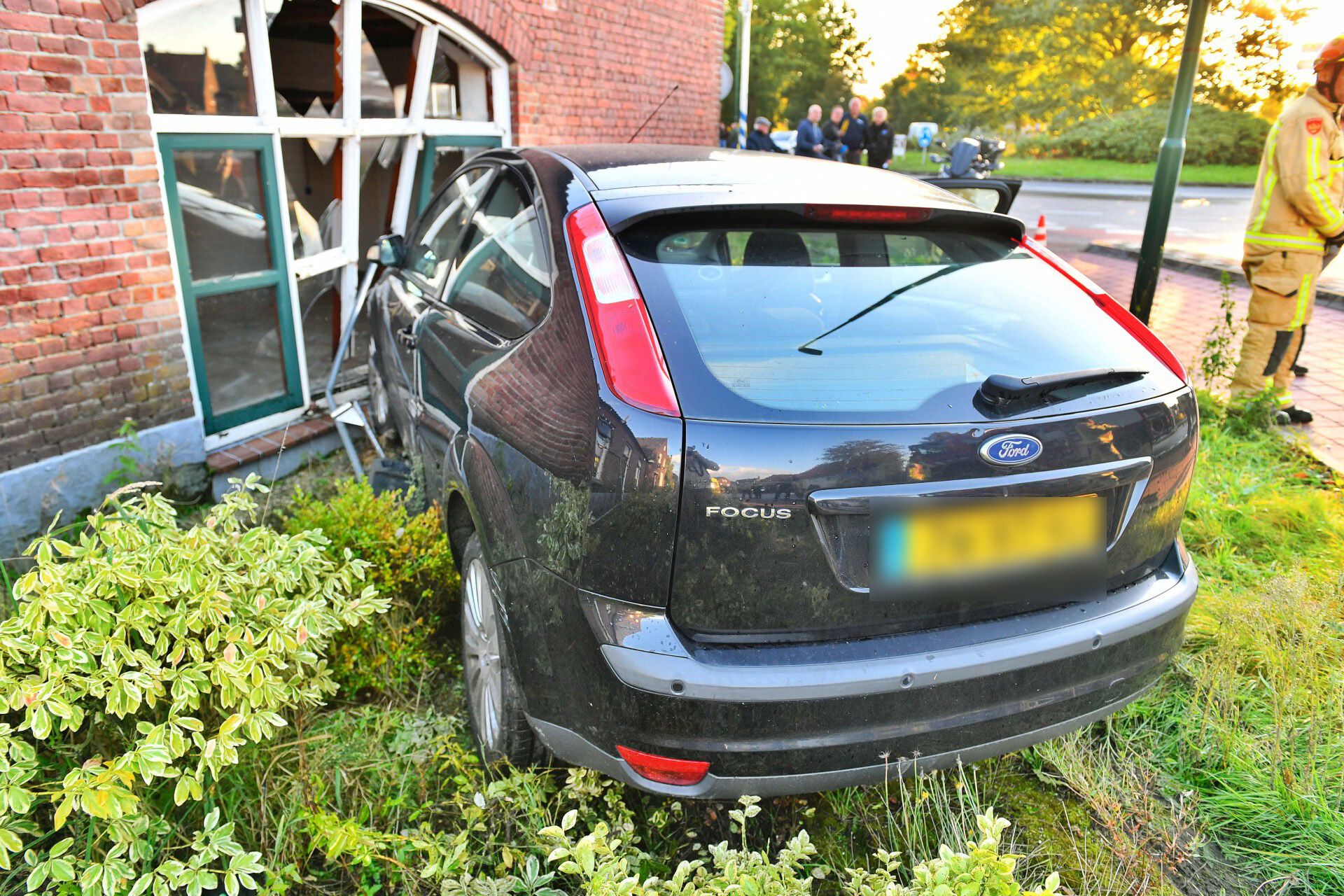 Automobiliste komt tot stilstand tegen gevel van boerderij na onwelwording