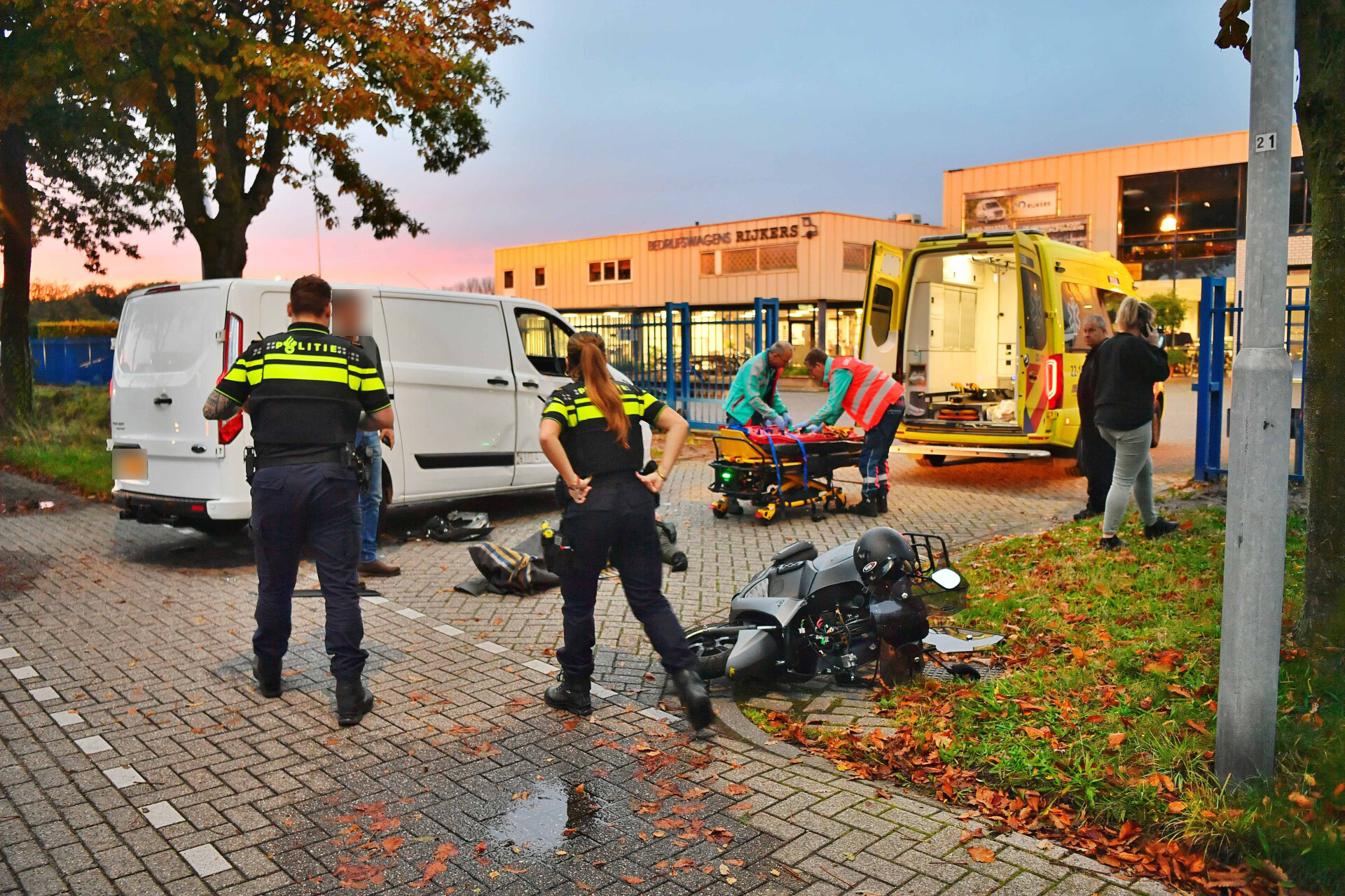 Ongeval tussen scooter en busje door beperkt zicht van vrachtwagen