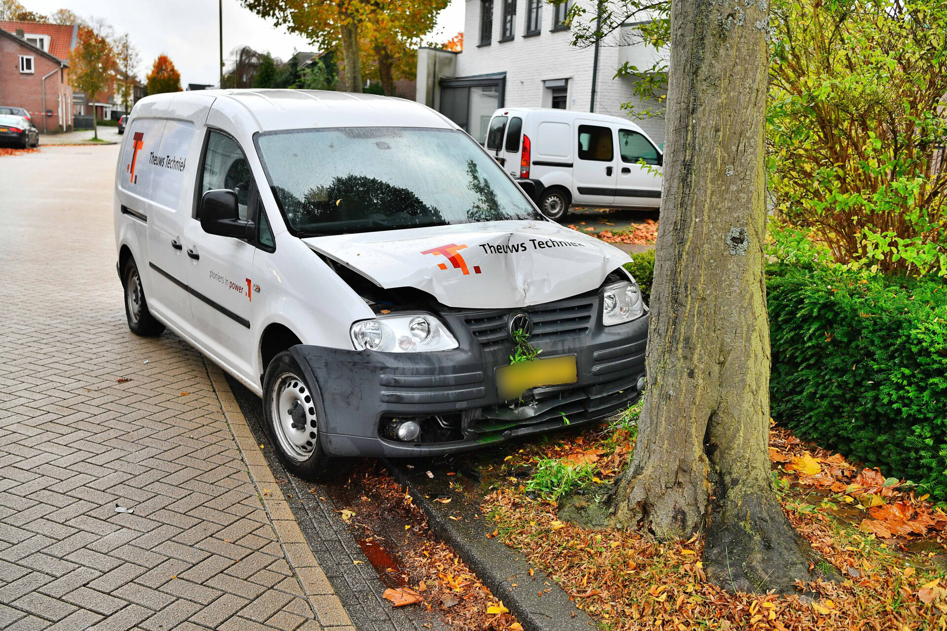 Auto botst tegen boom