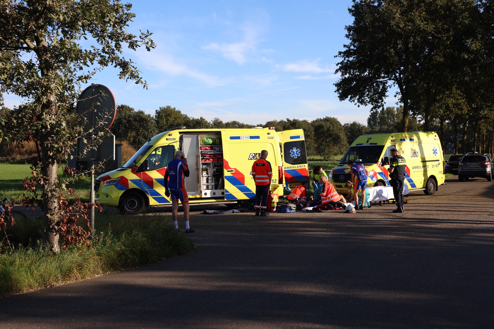 Wielrenners gewond bij ongeluk, traumaheli ter plaatse