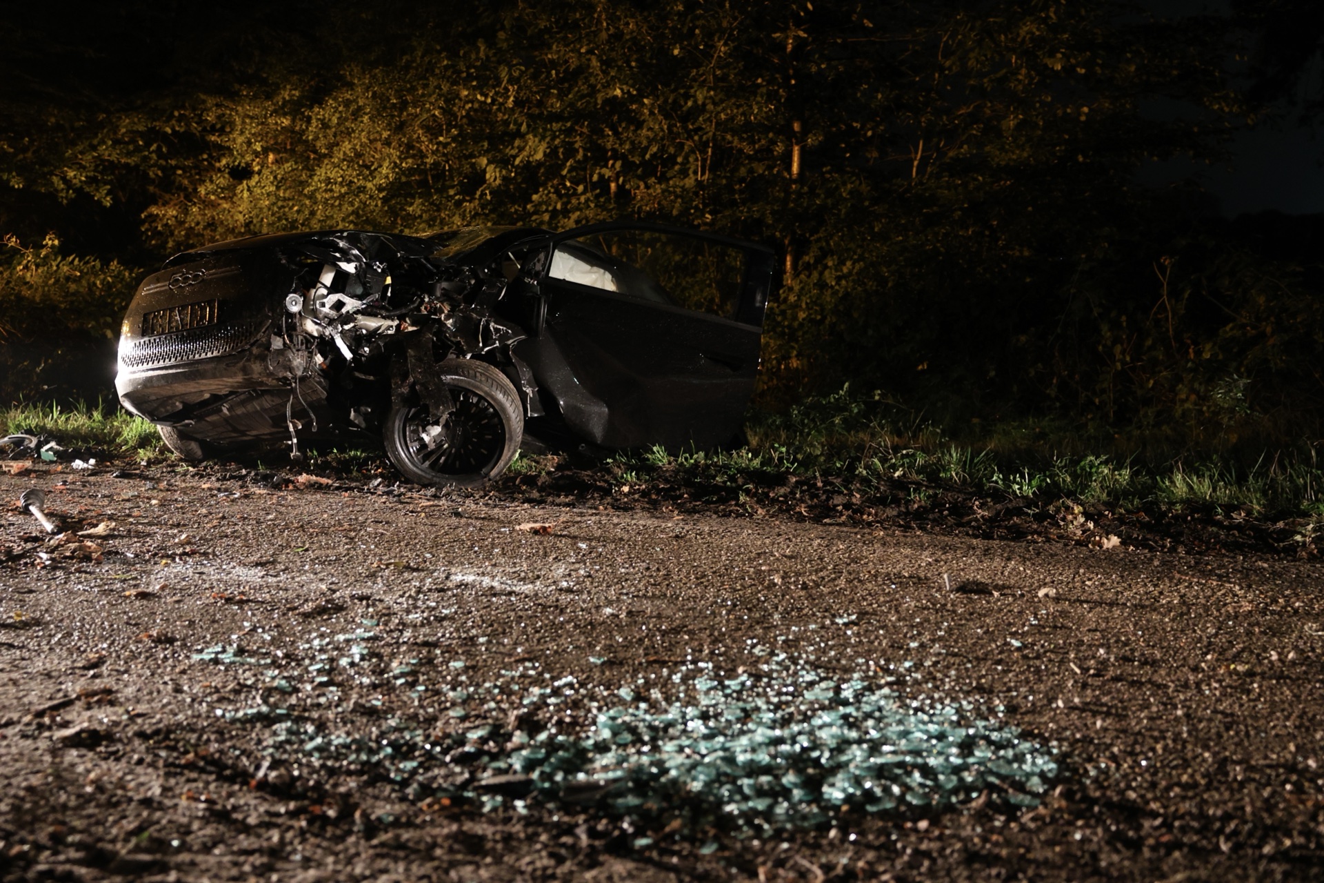 Bestuurder crasht bij eenzijdig ongeval tegen boom