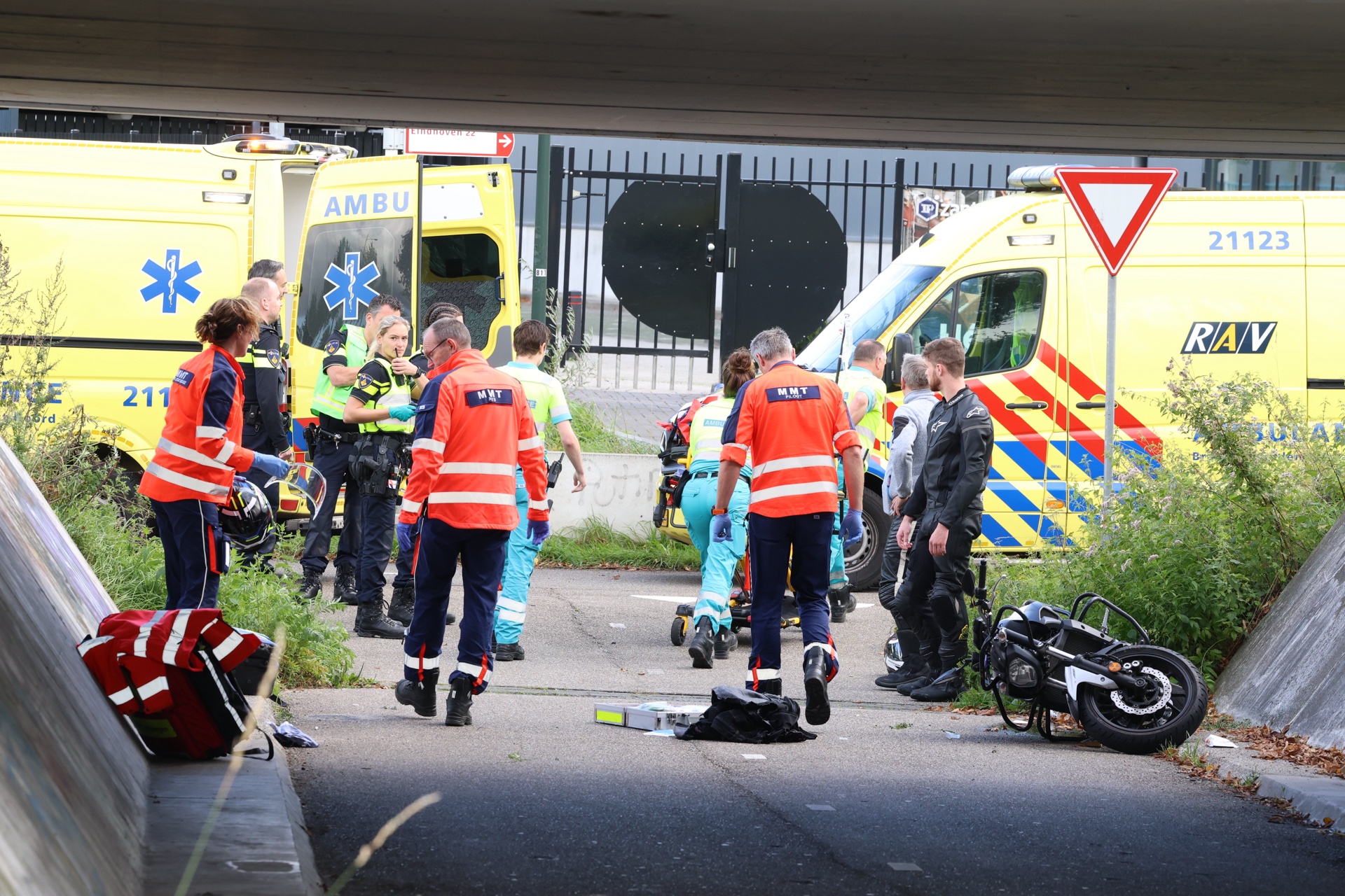 Lessende motorrijder rijdt van talud en raakt gewond