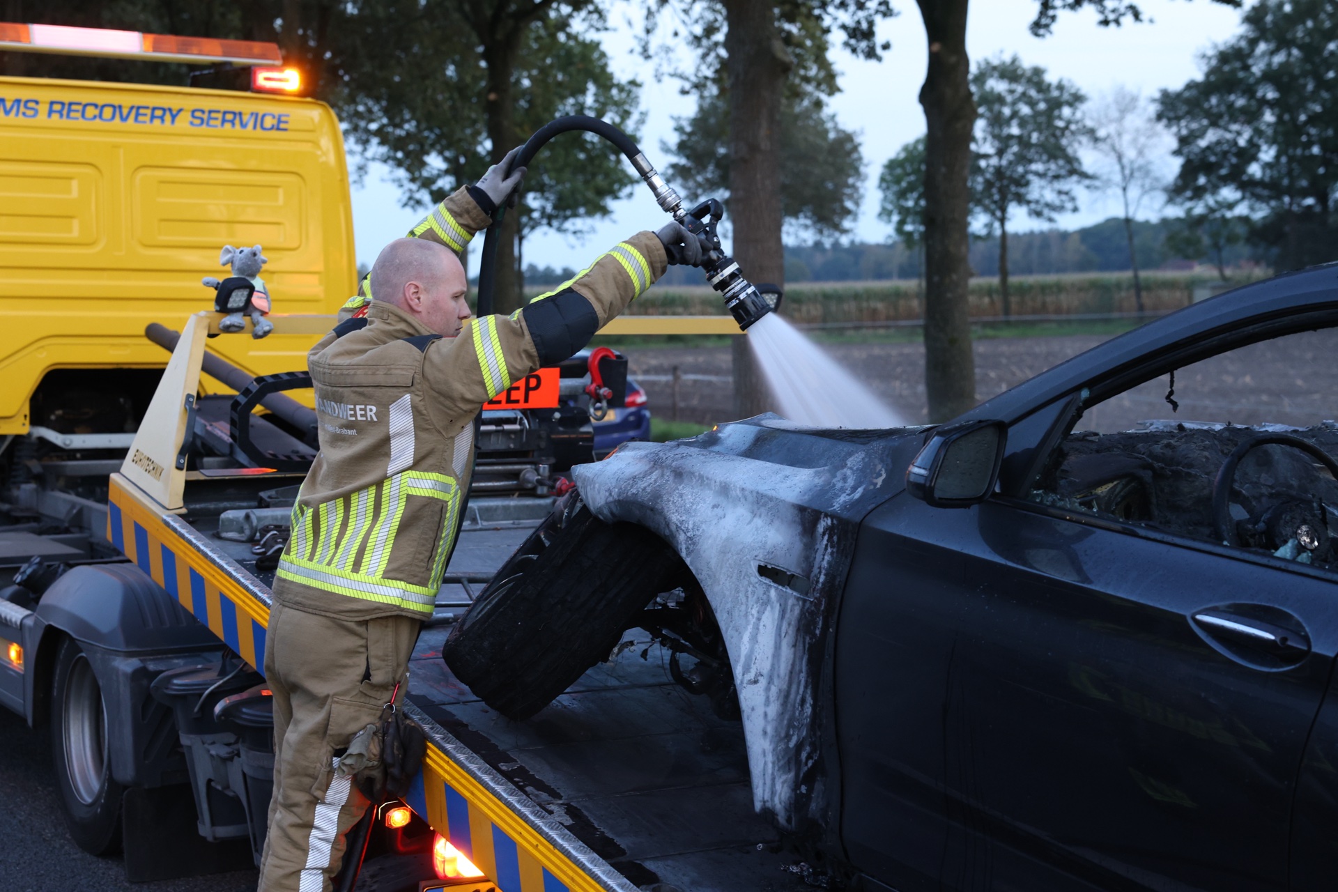 Auto uitgebrand op snelweg A58