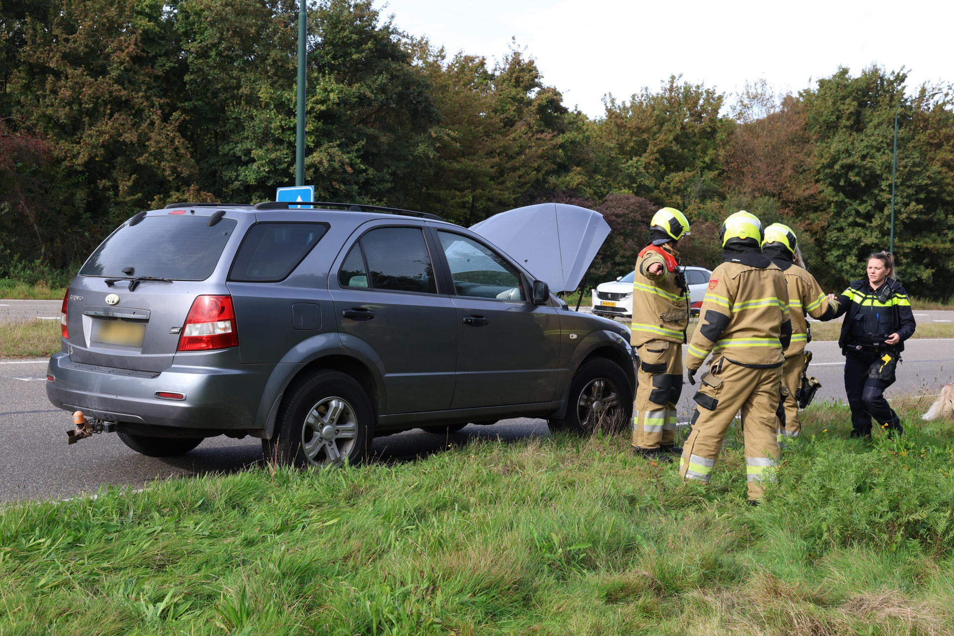 Automobiliste ziet rook onder motorkap tijdens rijden