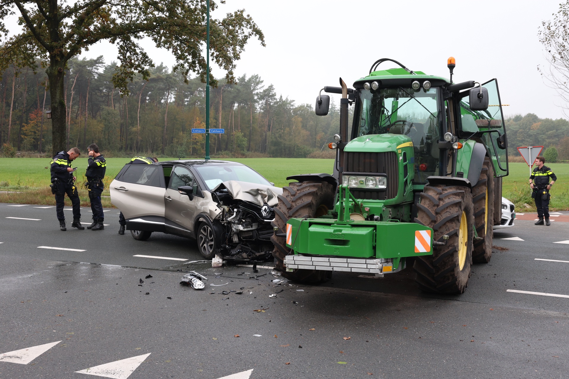 Auto en tractor botsen op N618 bij Sint-Oedenrode