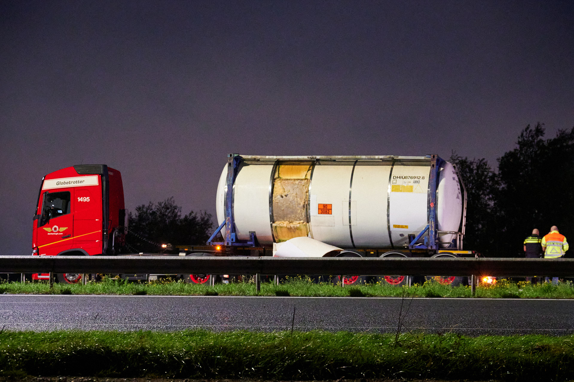 Vrachtwagen met gevaarlijke stoffen aan de kant na afbreken tankdeel, geen lekkage