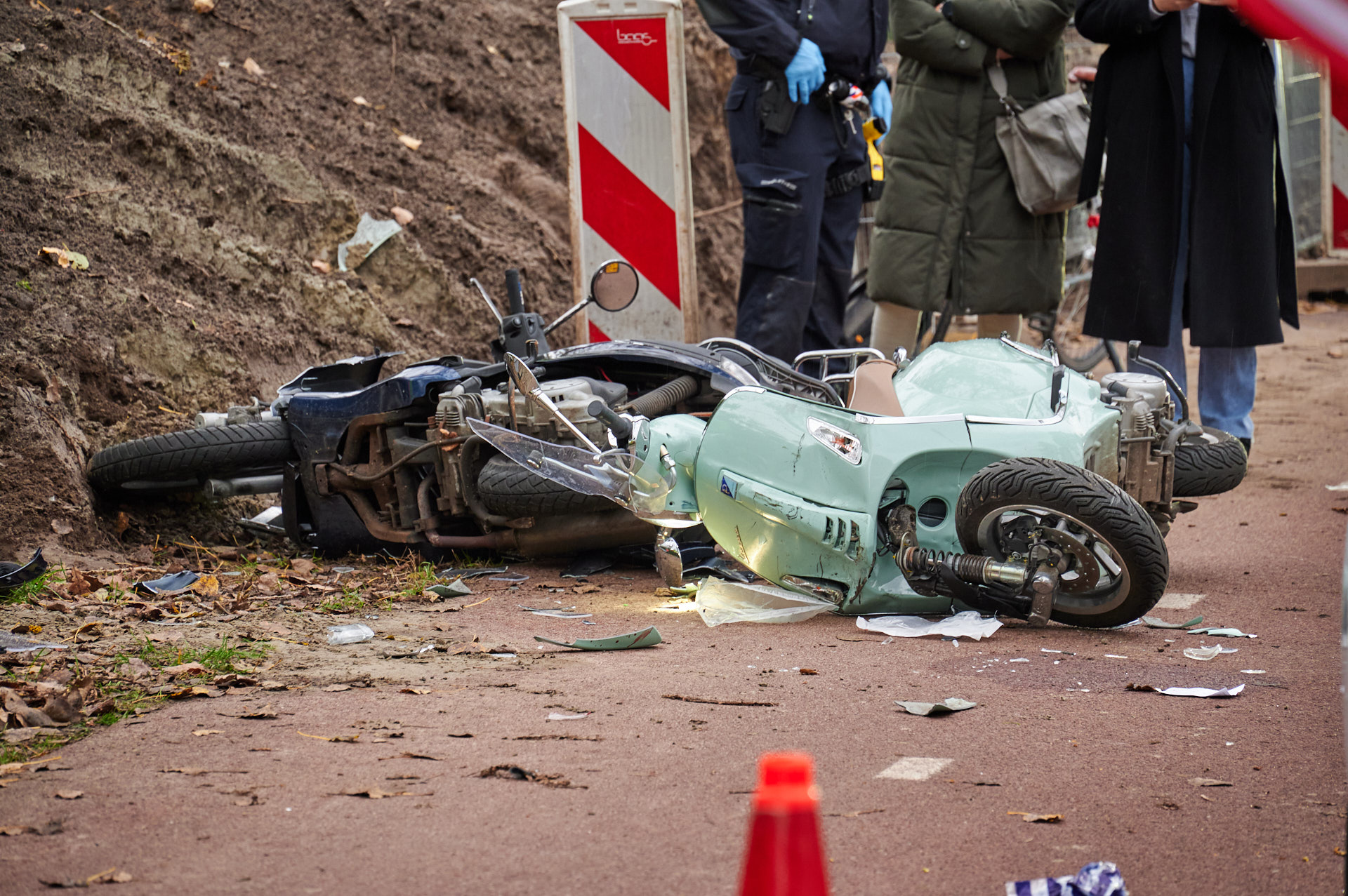 Scooters botsen op fietspad, een persoon zwaargewond