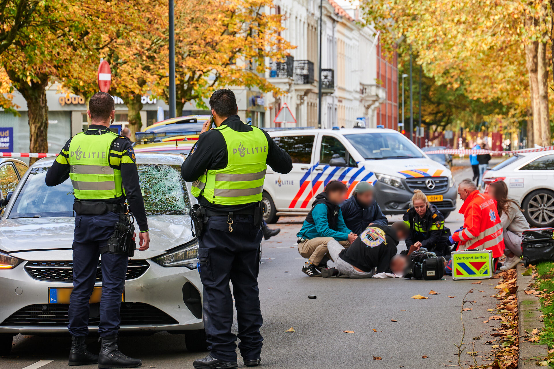 Fietsster zwaargewond na aanrijding met auto
