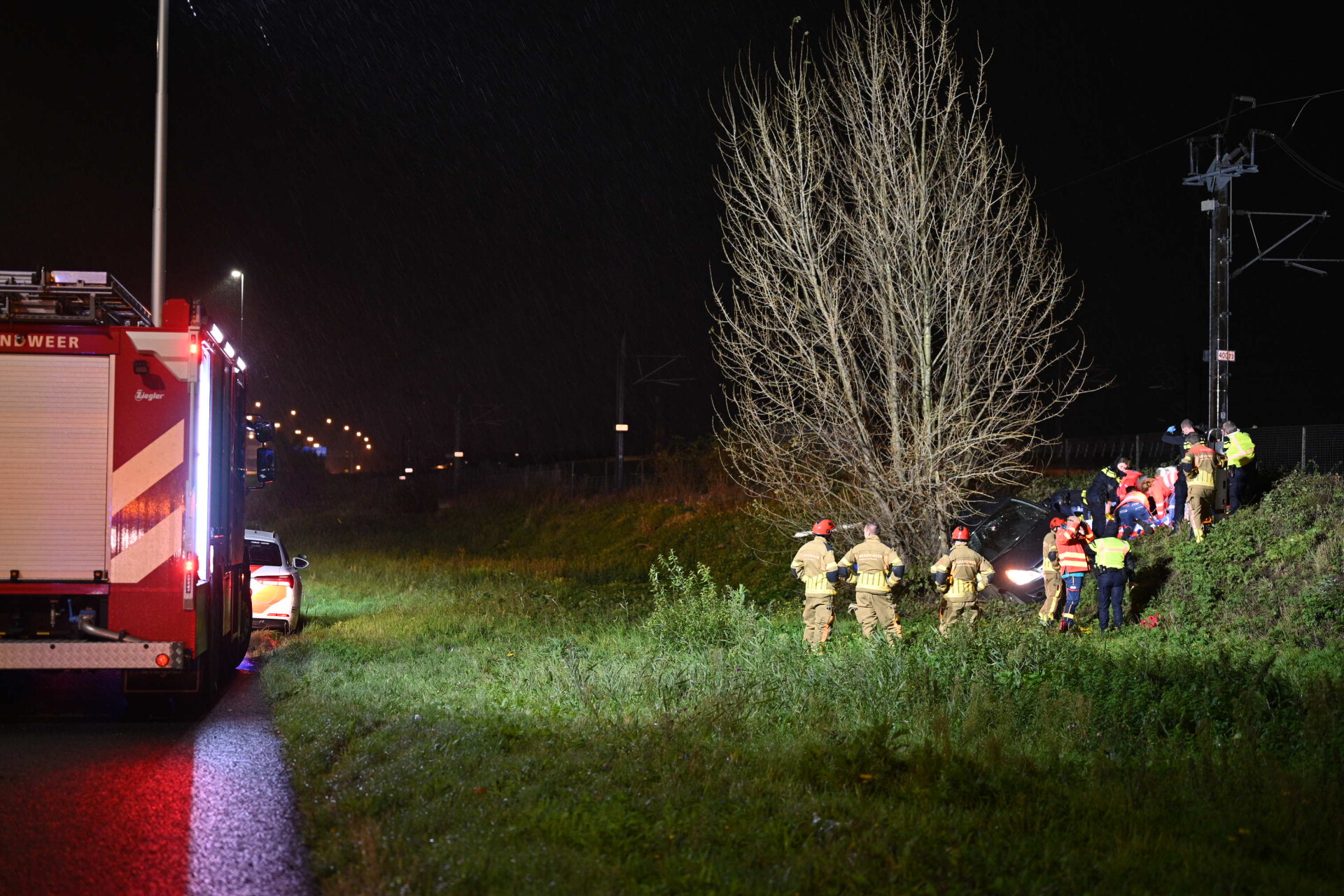 Auto rijdt van snelweg af en komt op wal in de berm terecht, inzittende raakt zwaargewond