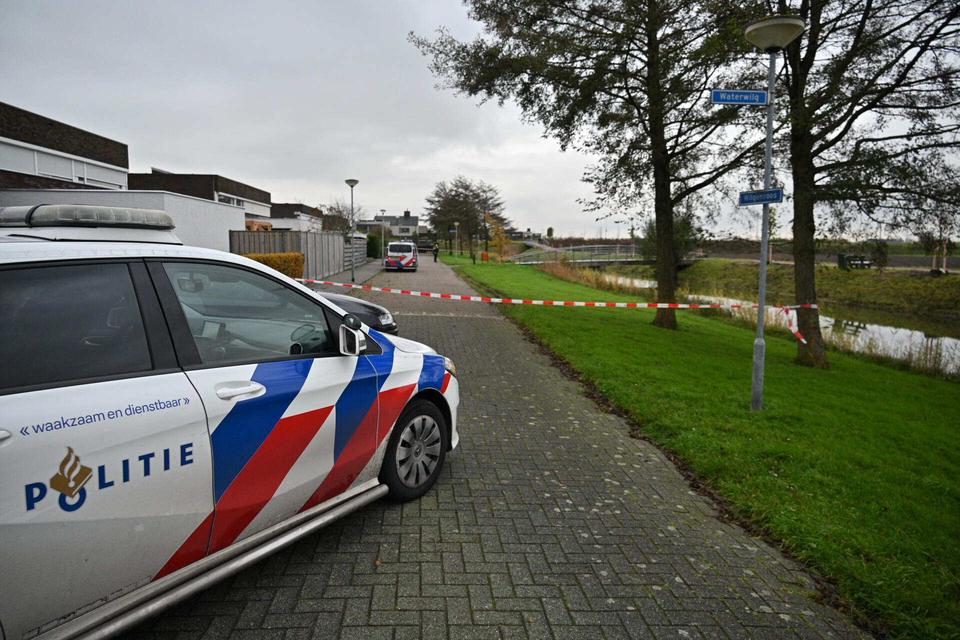 Overleden vrouw aangetroffen in sloot