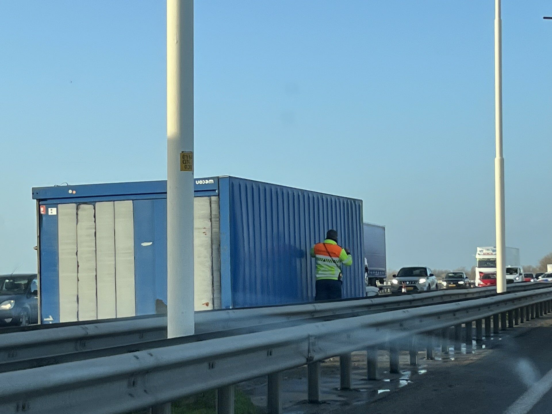 Vrachtwagen verliest container op Moerdijkbrug, 80 minuten vertraging
