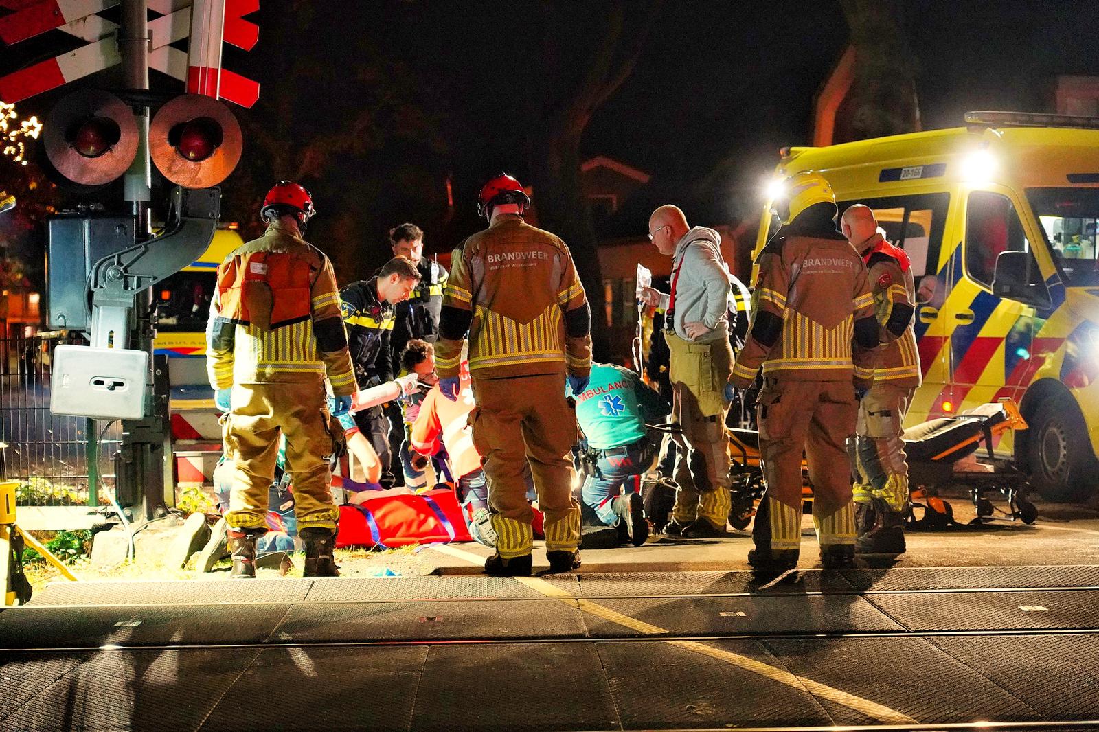 Man fietst tussen spoorbomen door en wordt geschept door trein