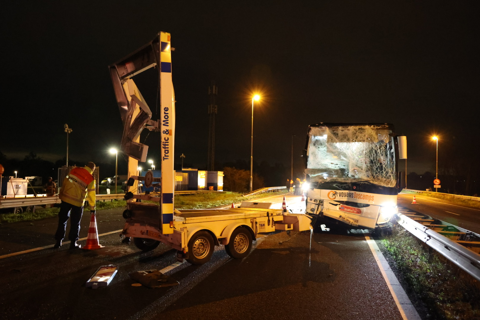 Touringcar botst op pijlwagen, snelweg komende uren dicht