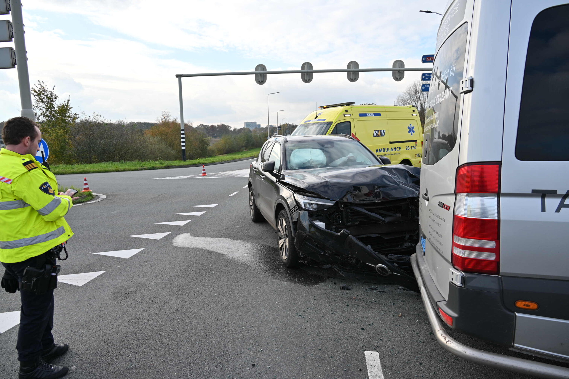Lange file na botsing tussen auto en busje