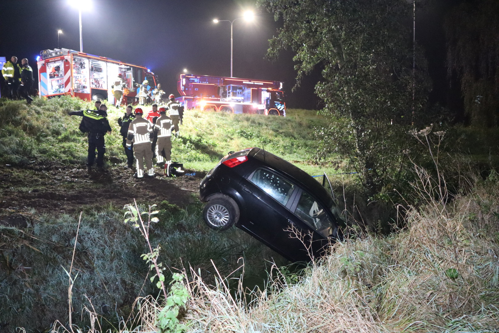 Automobiliste raakt van snelweg en belandt in sloot