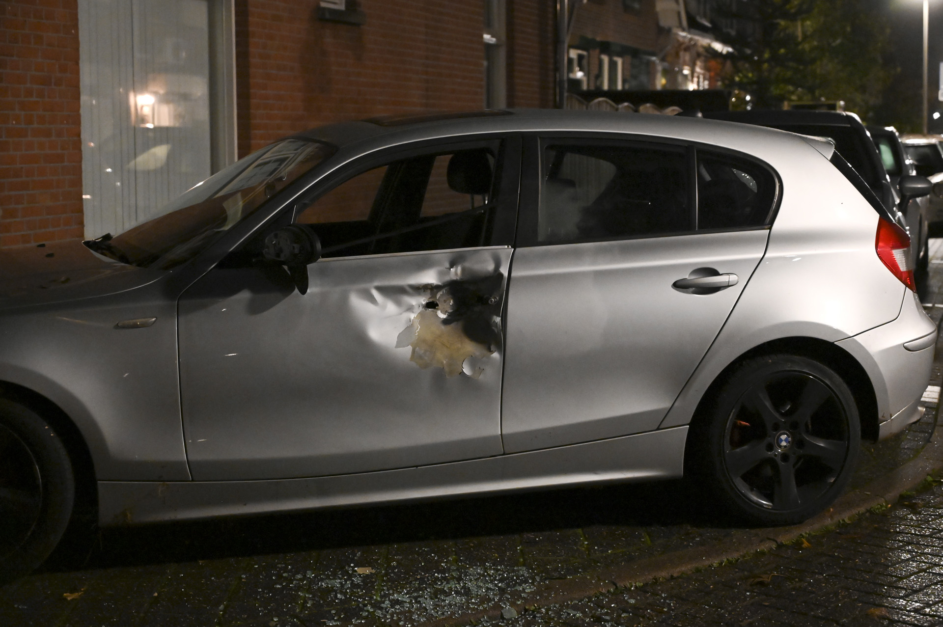 Auto raakt beschadigd bij explosie