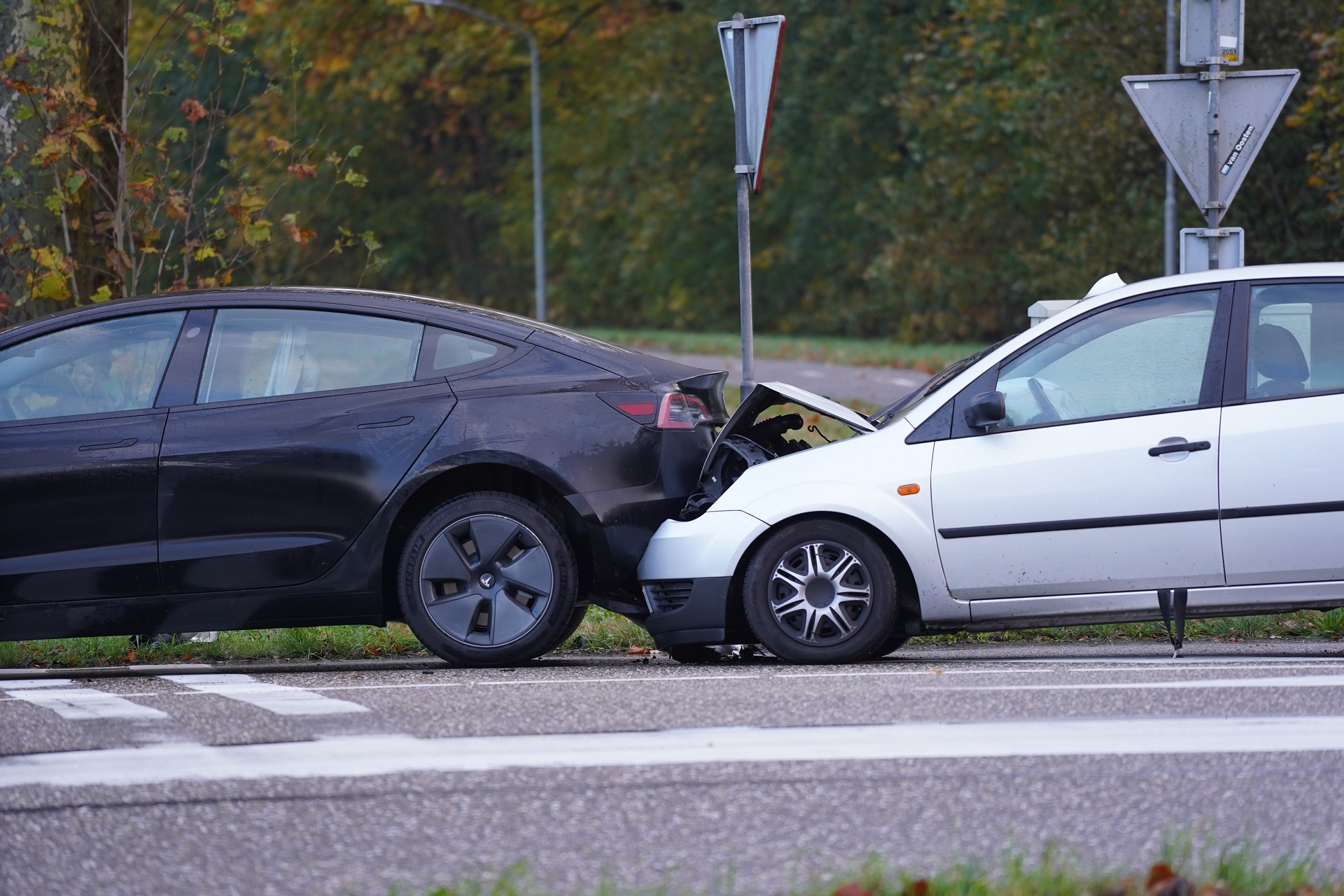Veel schade na kop-staart botsing voor stoplicht