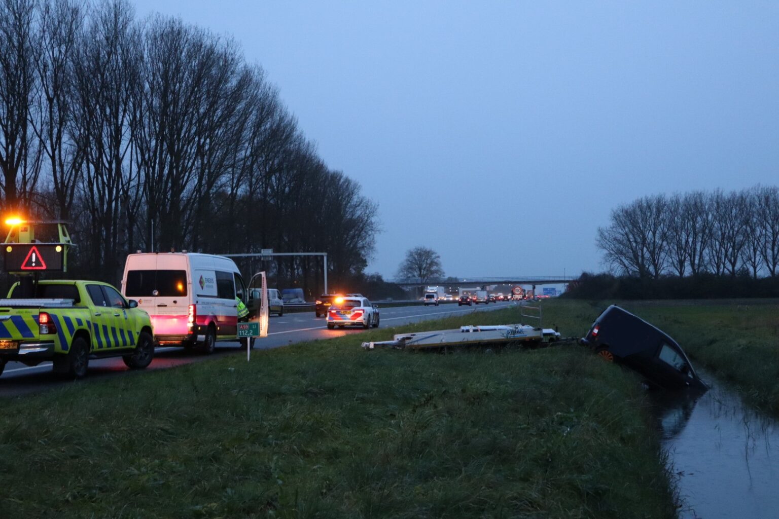 Auto Met Aanhanger Belandt In Sloot Langs Snelweg - 112Brabant