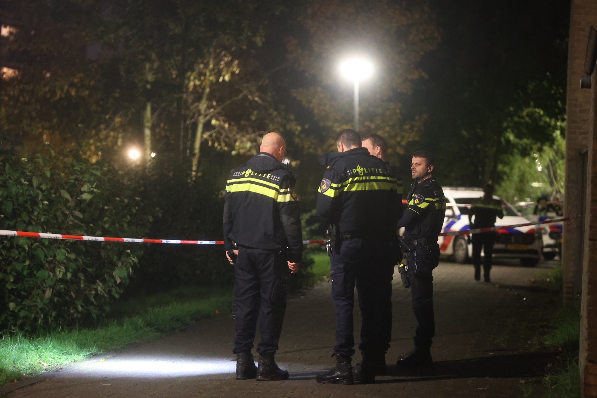 Melding van schietpartij, politie zoekt met speurhond