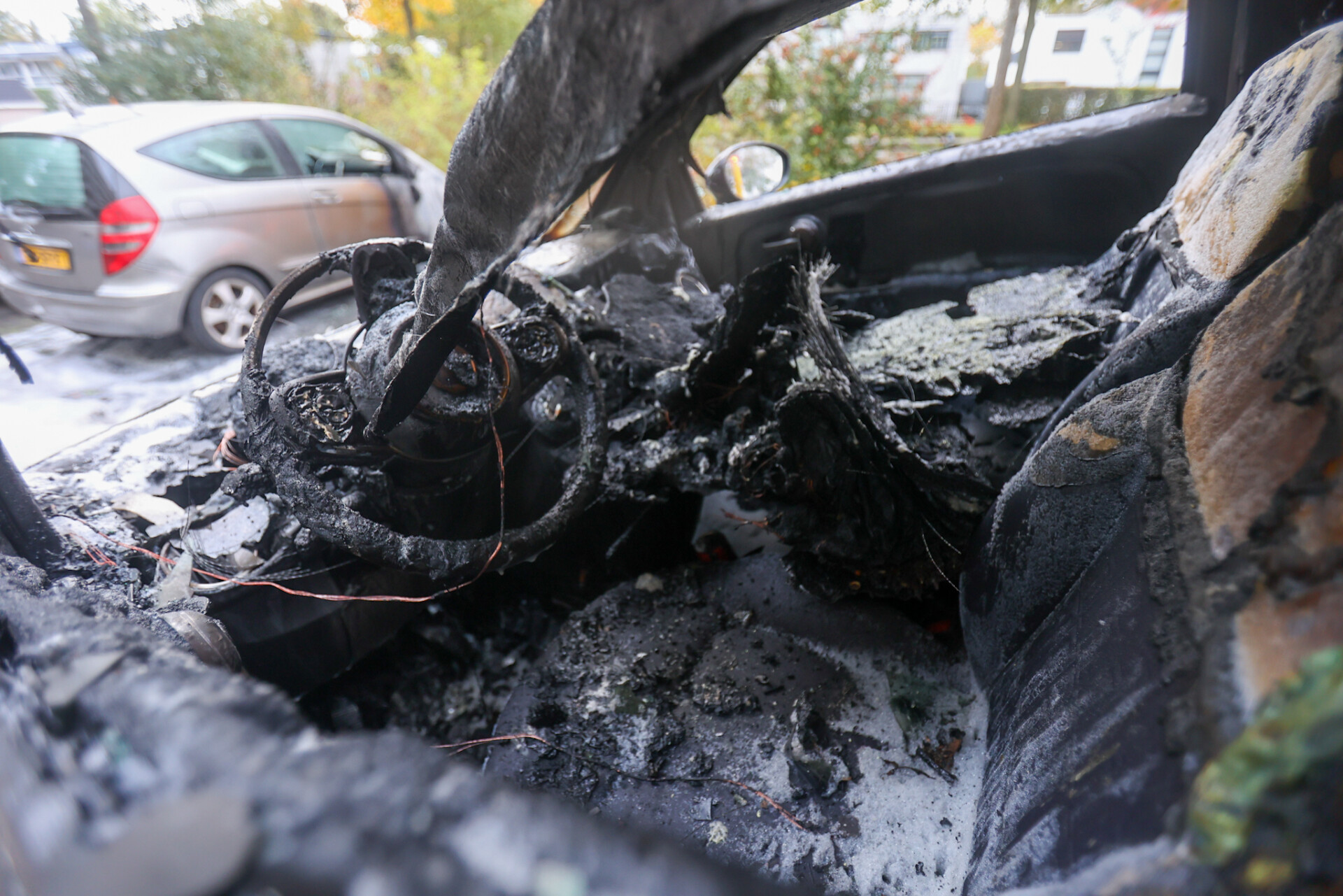 Opnieuw auto’s door brand verwoest voor flatgebouw