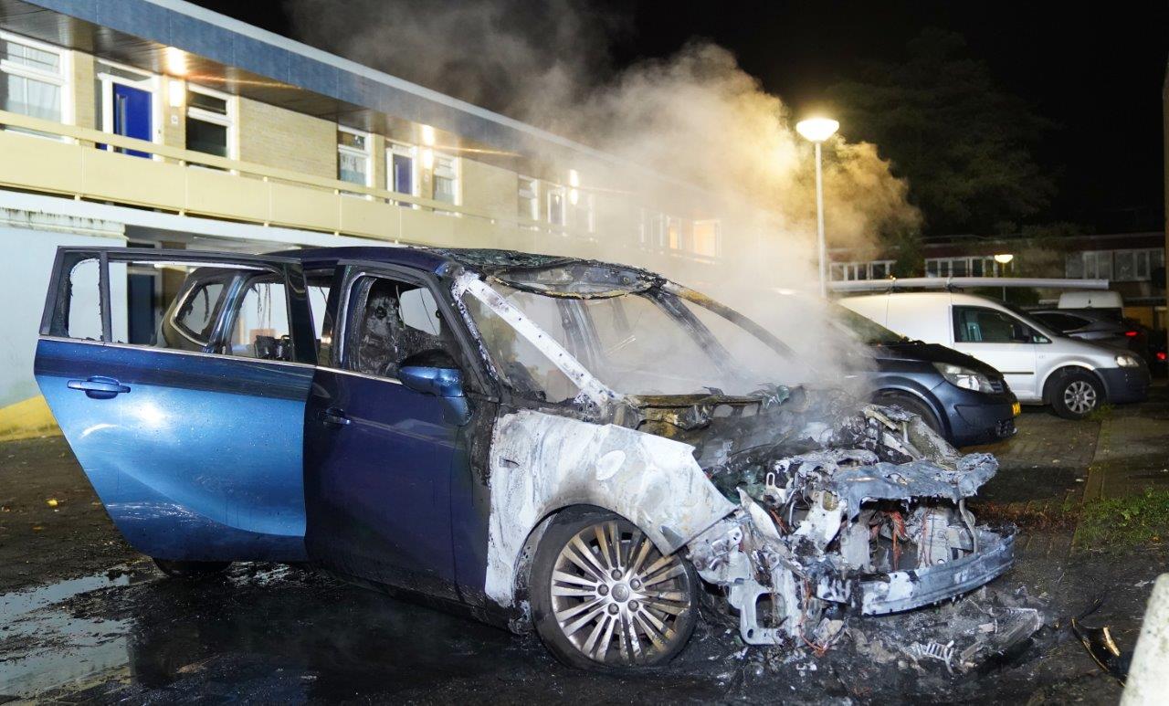 Auto vliegt in brand, politie onderzoekt brandstichting
