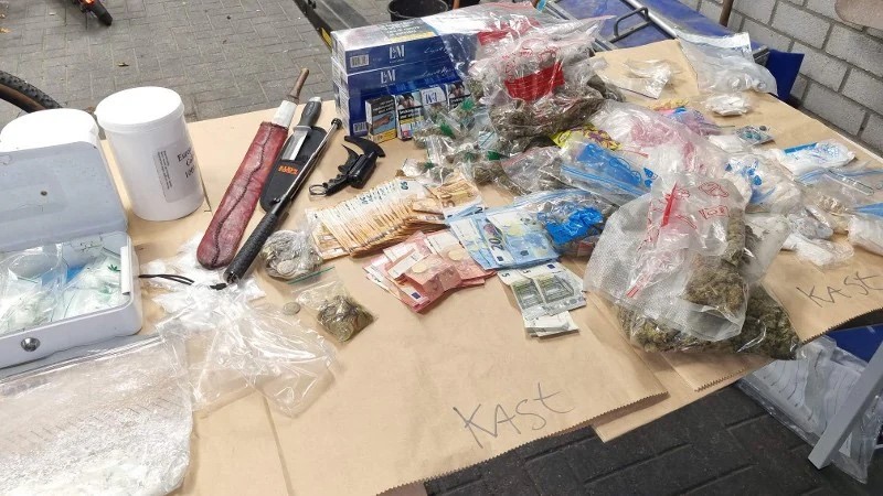 Foto’s: Vuurwerk, geld, en wapens aangetroffen in woning