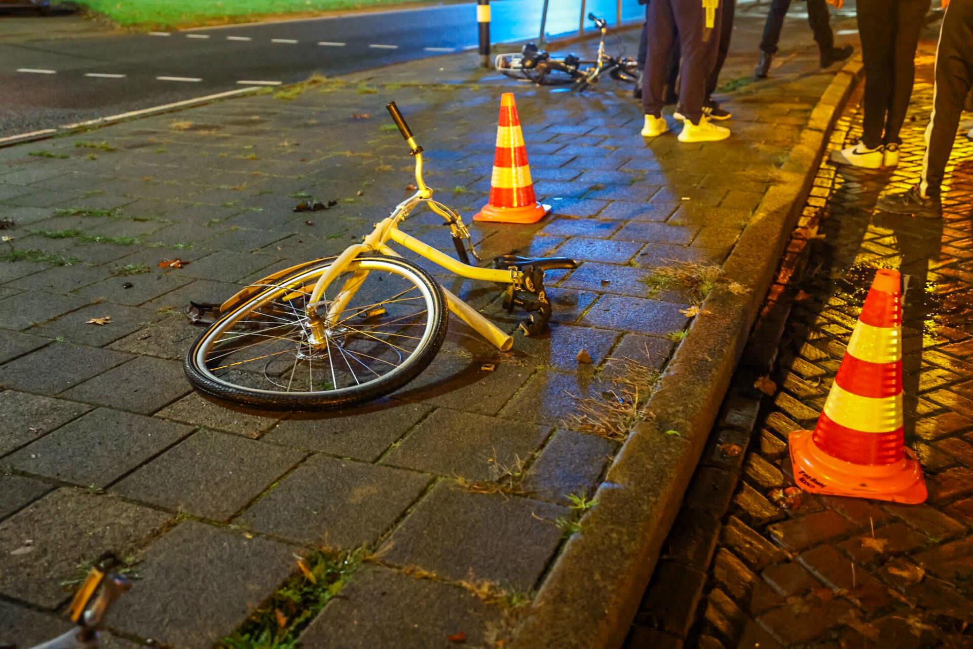Fietser zwaargewond na aanrijding, fiets breekt in stukken