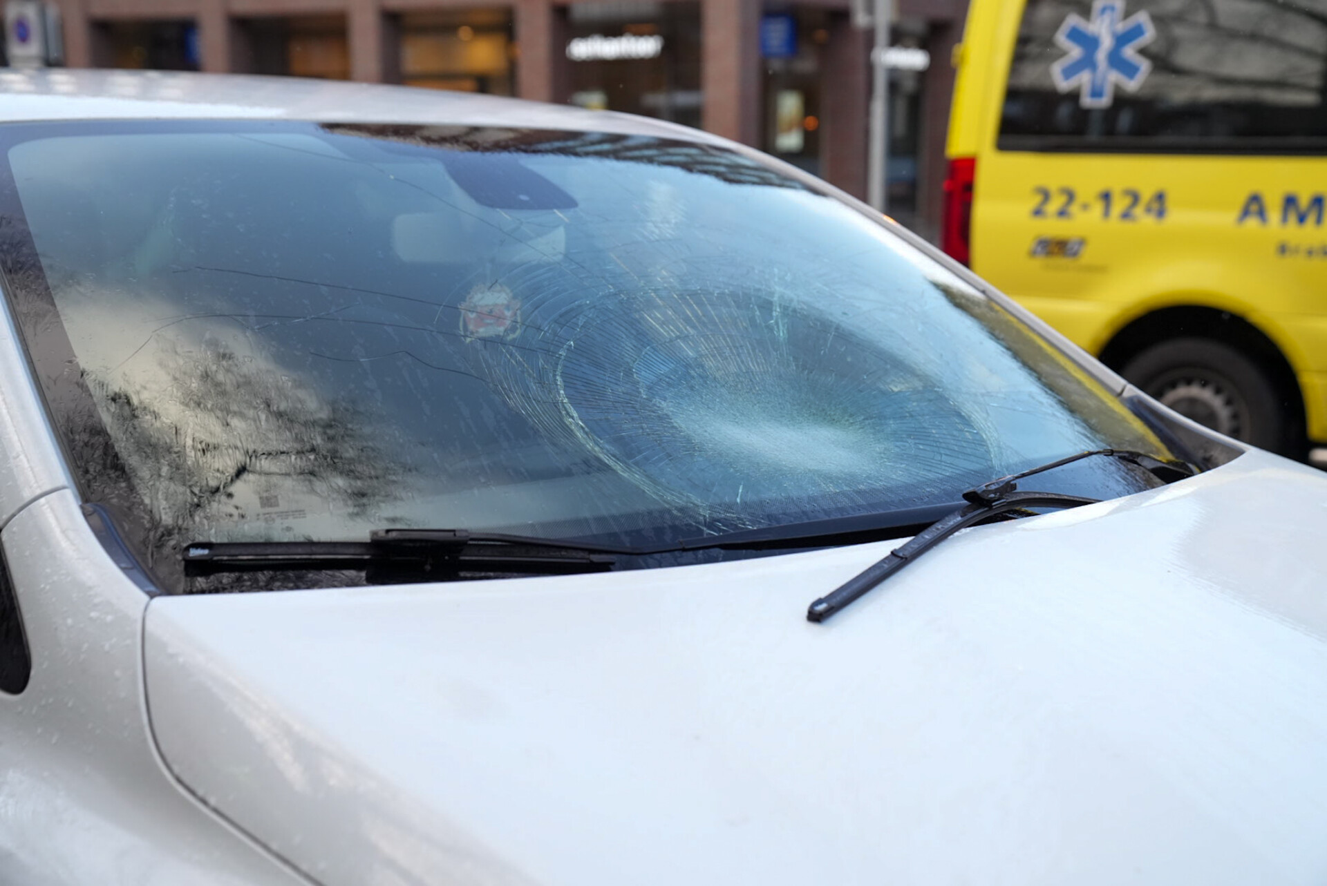 Vrouw op fiets door auto aangereden