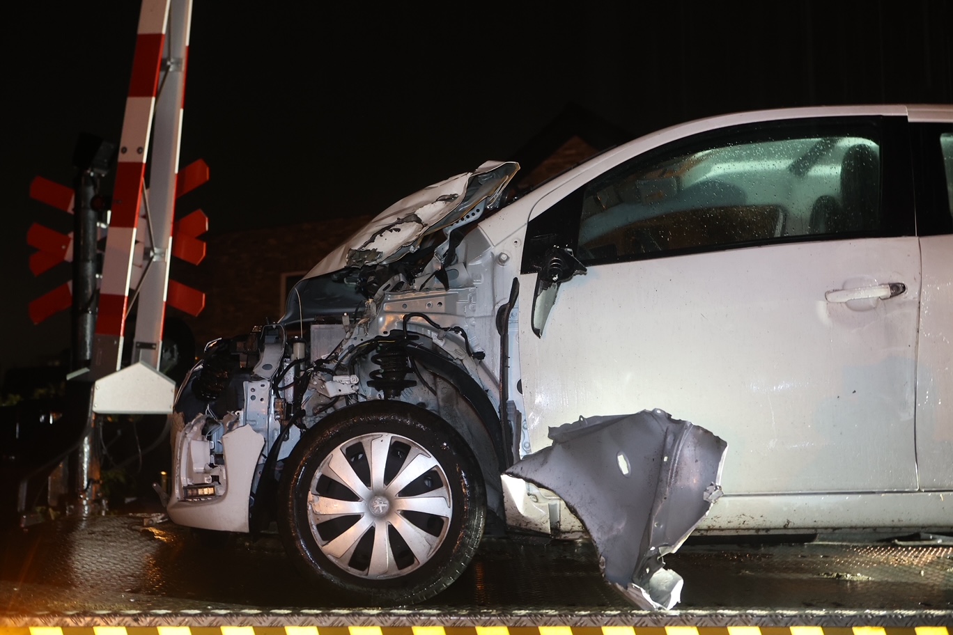Auto geschept door trein op spoorwegovergang, geen gewonden