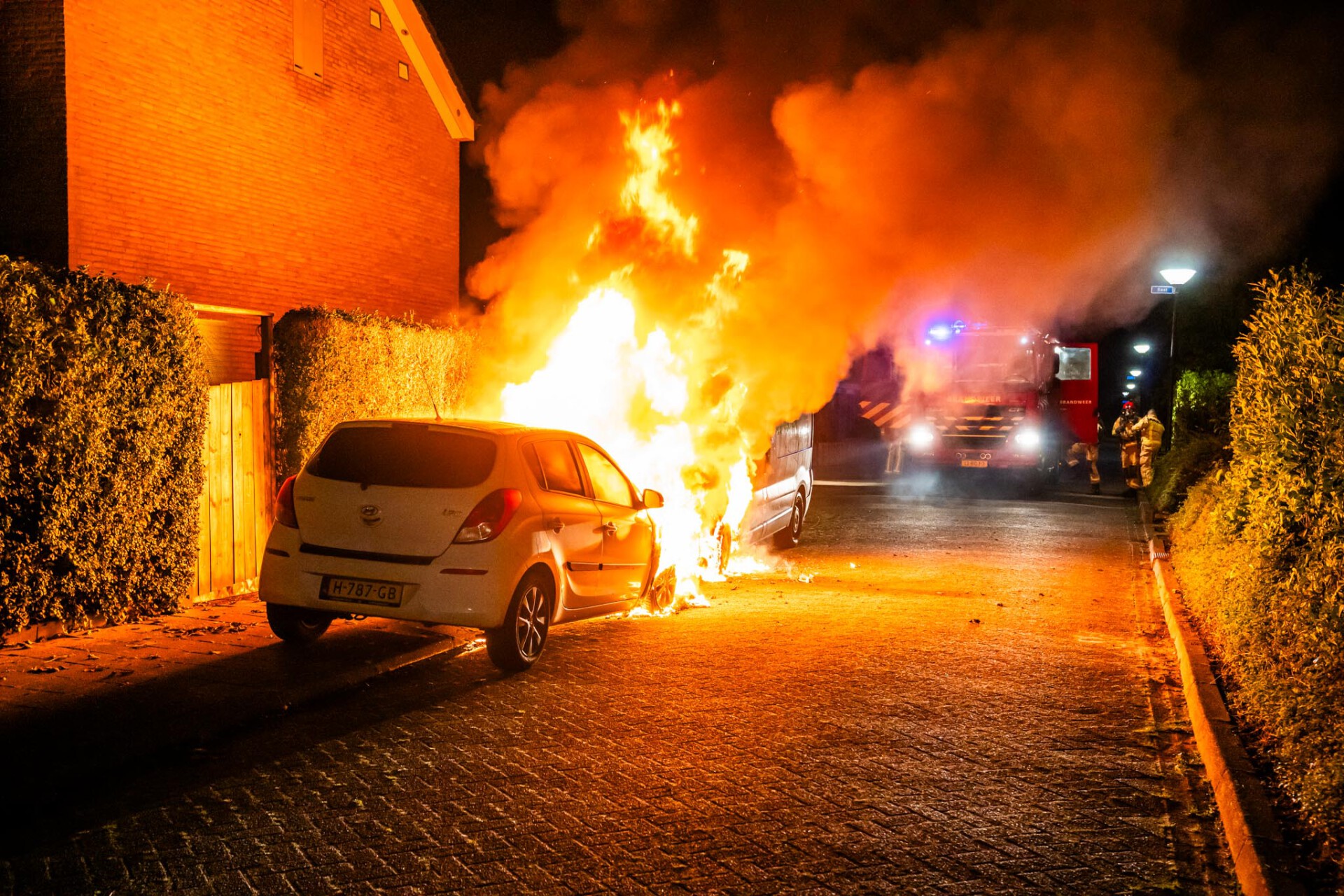 Auto en bestelbus door brand verwoest