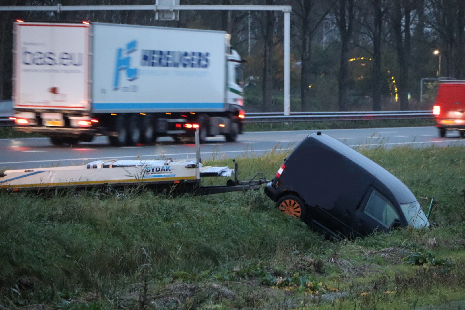 Auto met aanhanger belandt in sloot langs snelweg