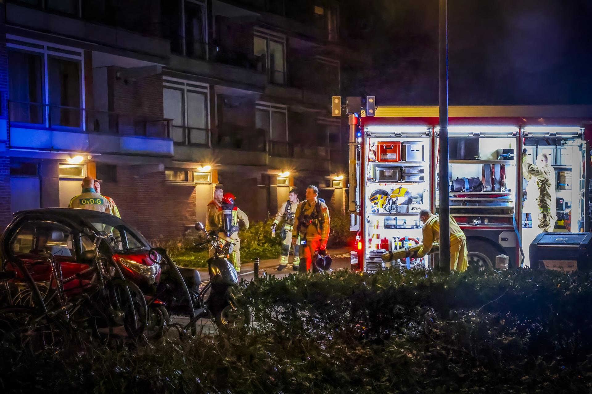 Veel schade na brand in appartement, politie onderzoekt brandstichting