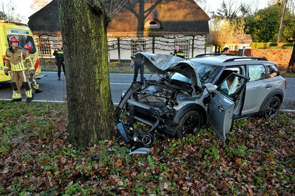 Zwaargewonde Nadat Auto Tegen Boom Botst - 112Brabant