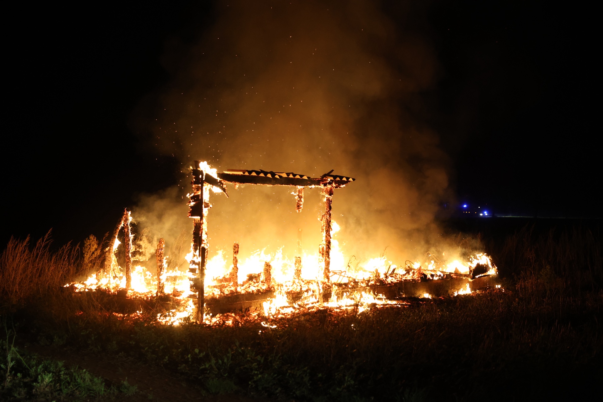 Flinke brand verwoest schuur met asbestdak