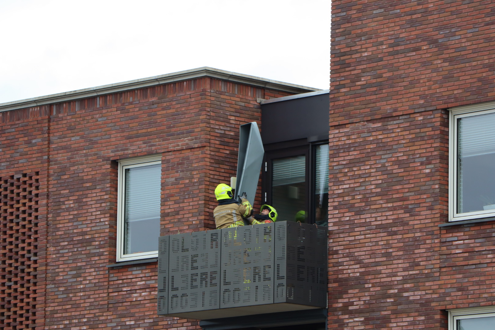 Storm Ciarán richt schade aan appartementencomplex