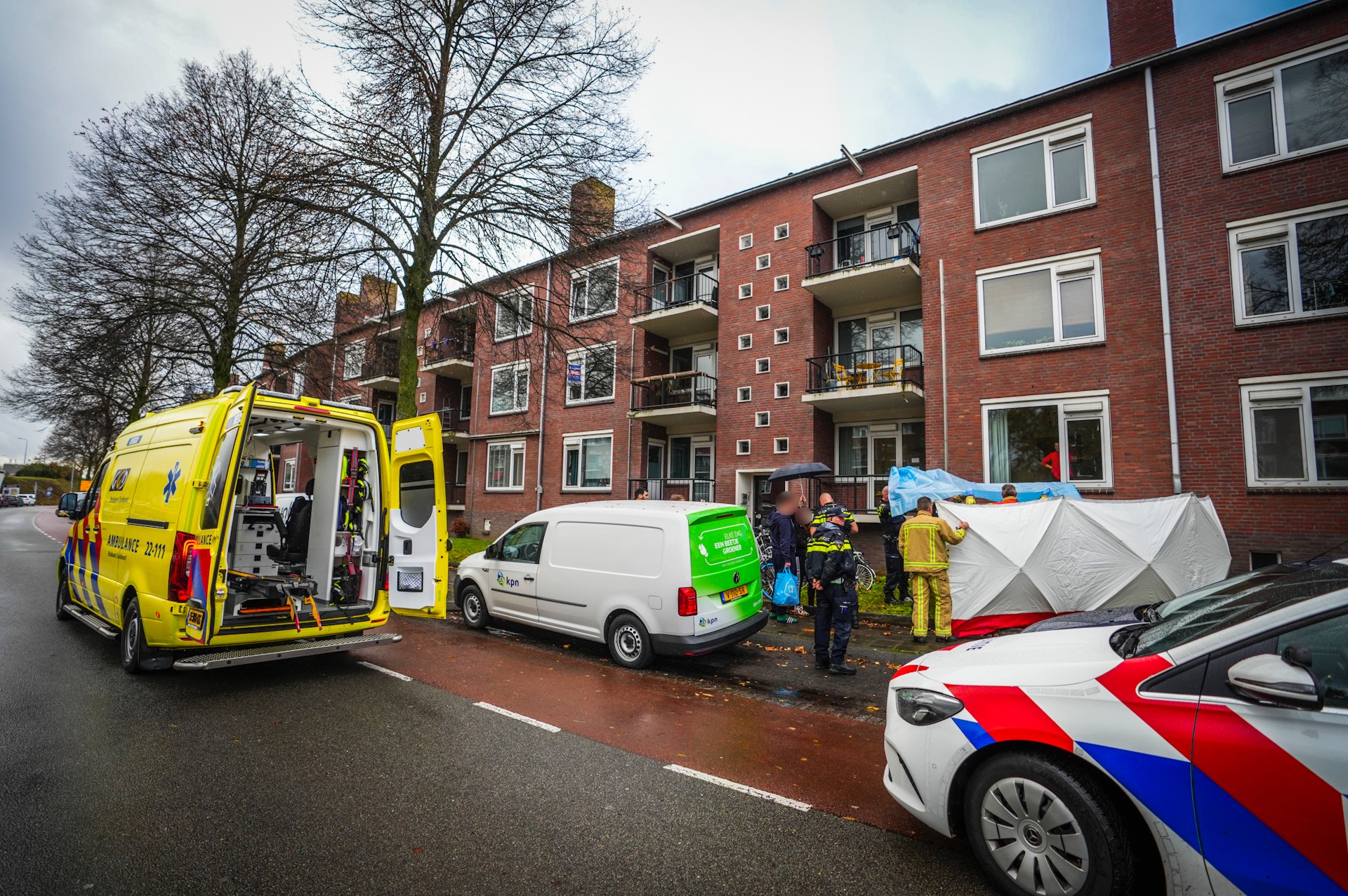 Man valt van balkon meters naar beneden en raakt zwaargewond